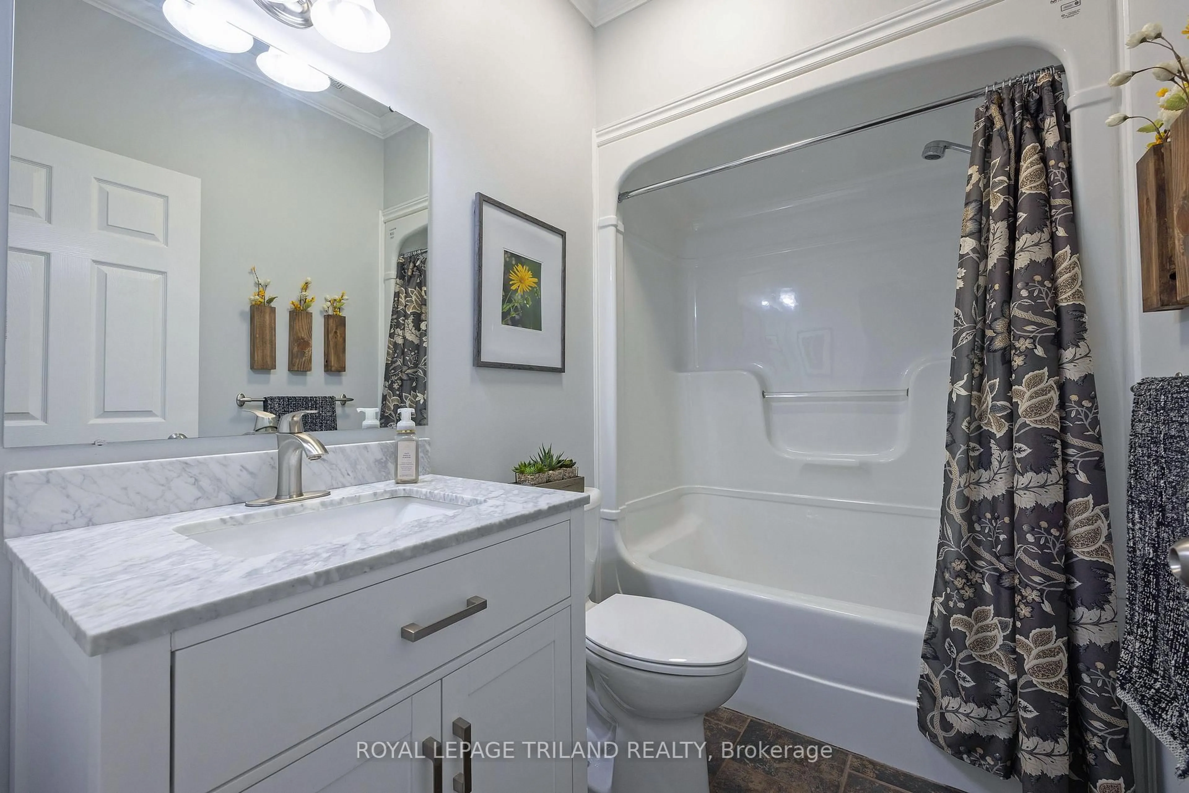 Standard bathroom, ceramic/tile floor for 15 Augusta Cres, St. Thomas Ontario N5R 6J8