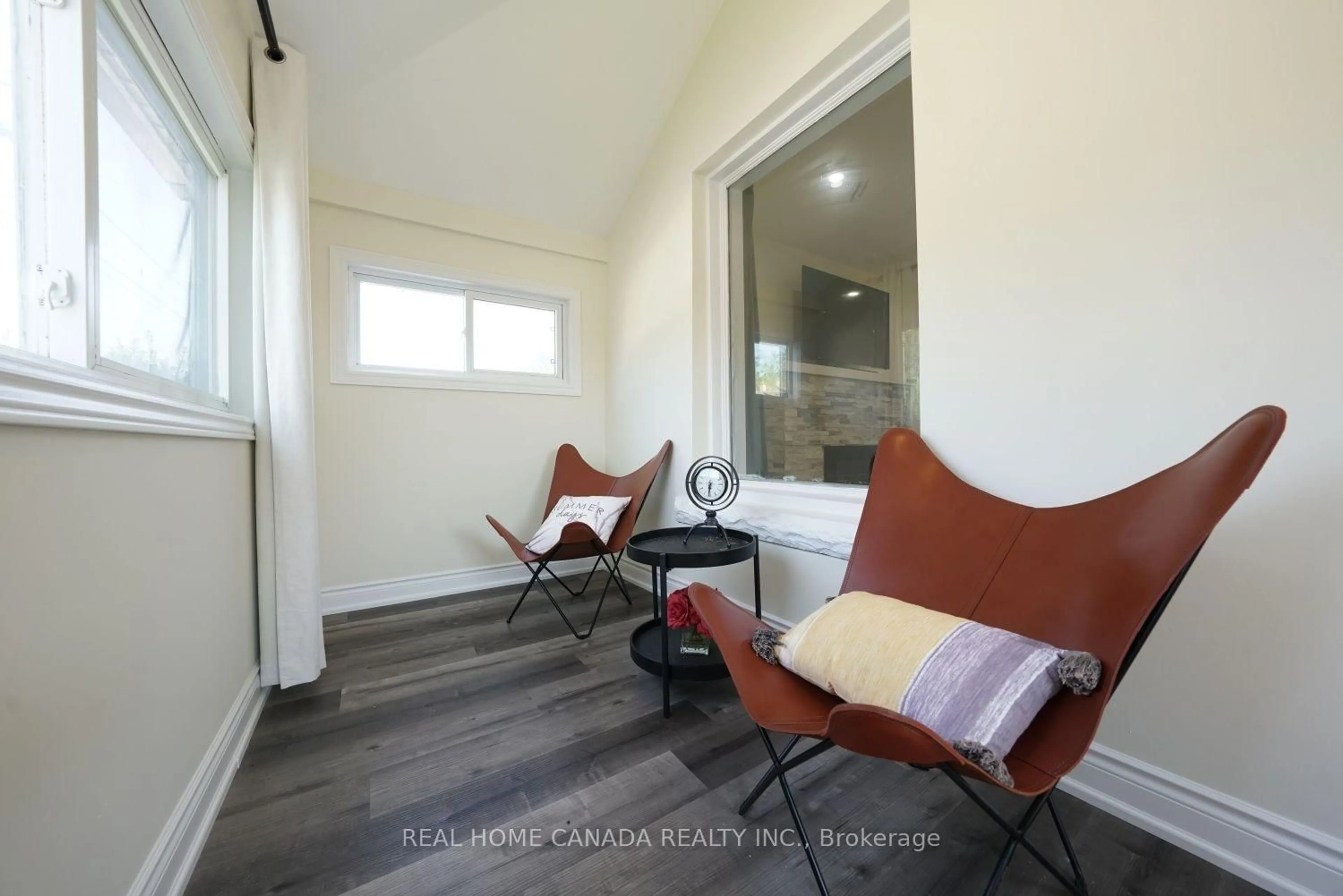 Indoor entryway for 5262 KITCHENER St, Niagara Falls Ontario L2G 1B3
