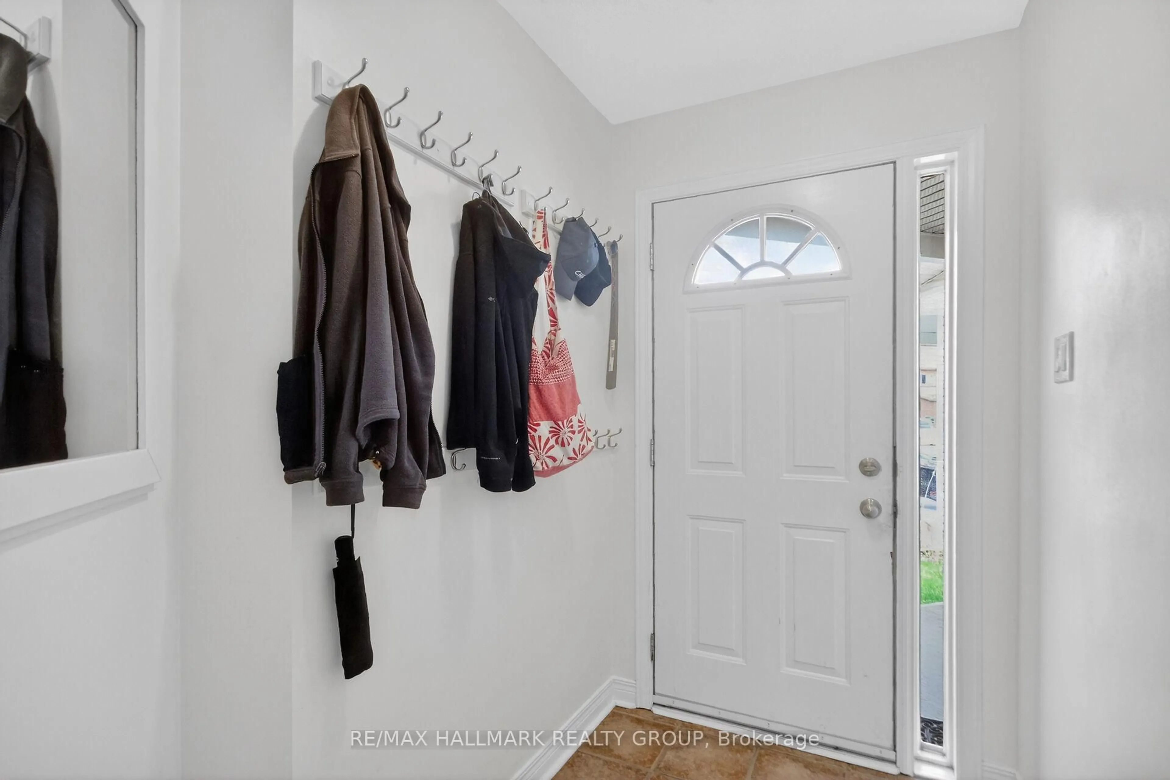 Indoor entryway for 48 Avonmore Cres, Ottawa Ontario K2G 6J7