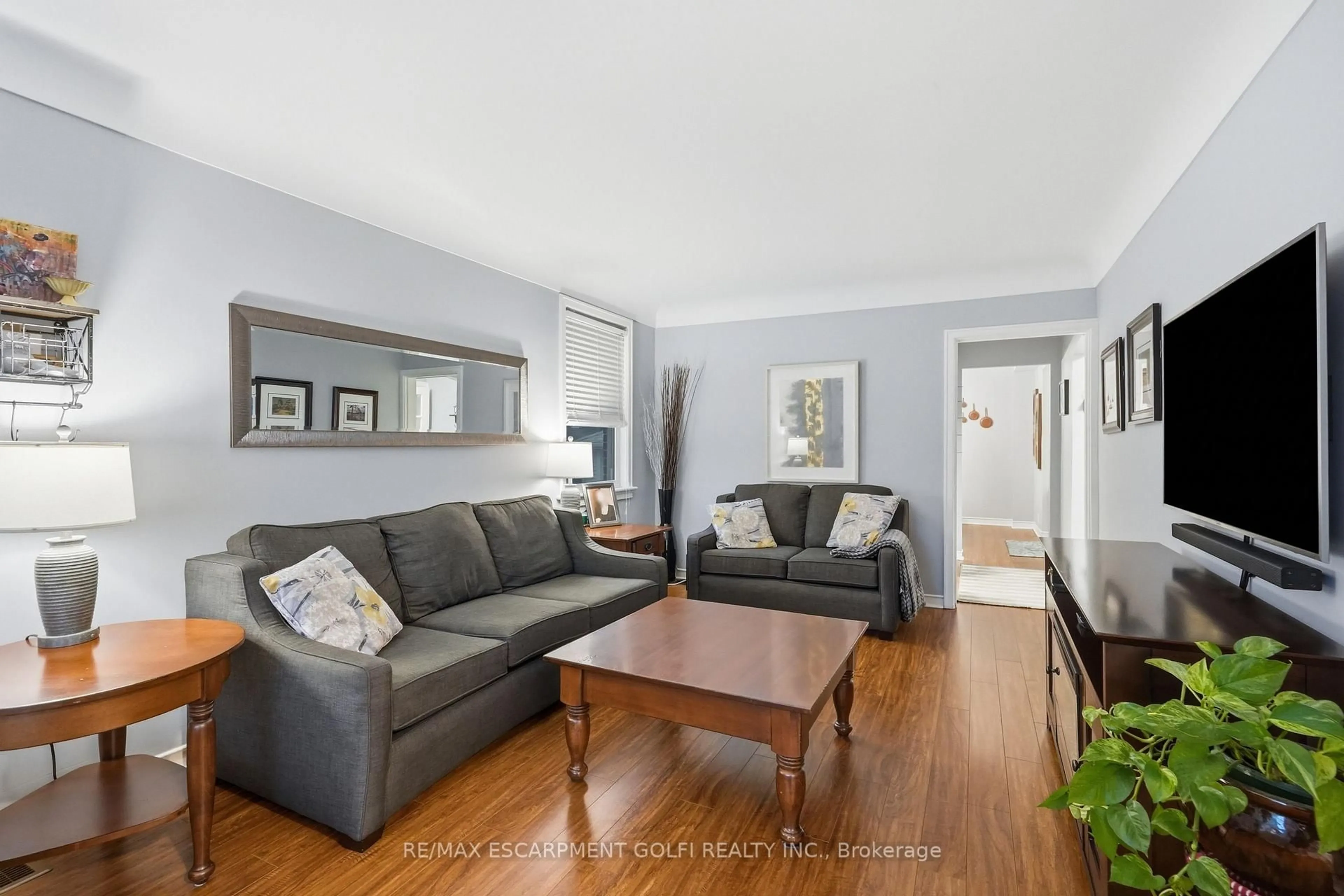 Living room with furniture, wood/laminate floor for 13 East 41st St, Hamilton Ontario L8T 2Z3