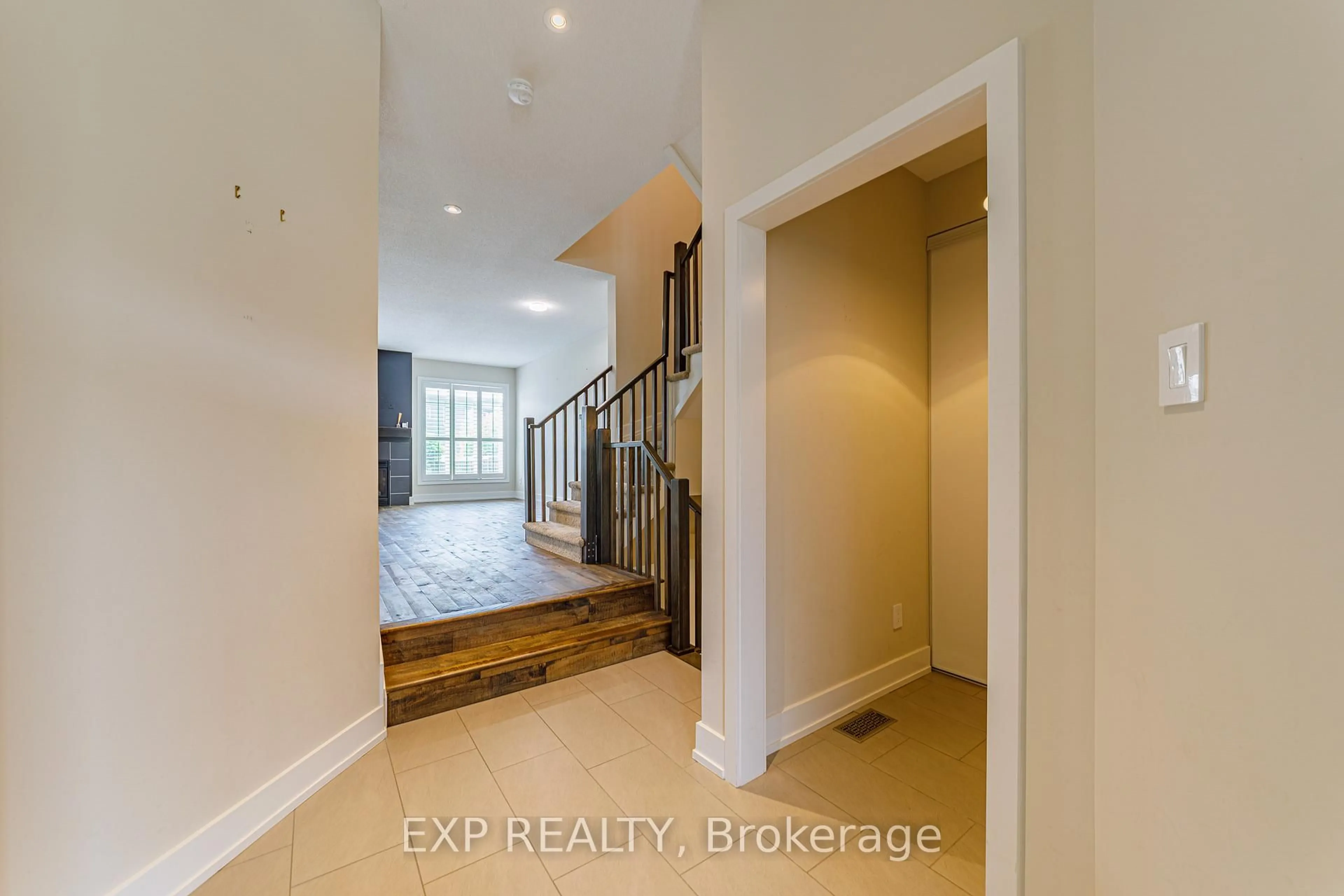 Indoor entryway for 605 Tennant Way, Ottawa Ontario K4M 0C6