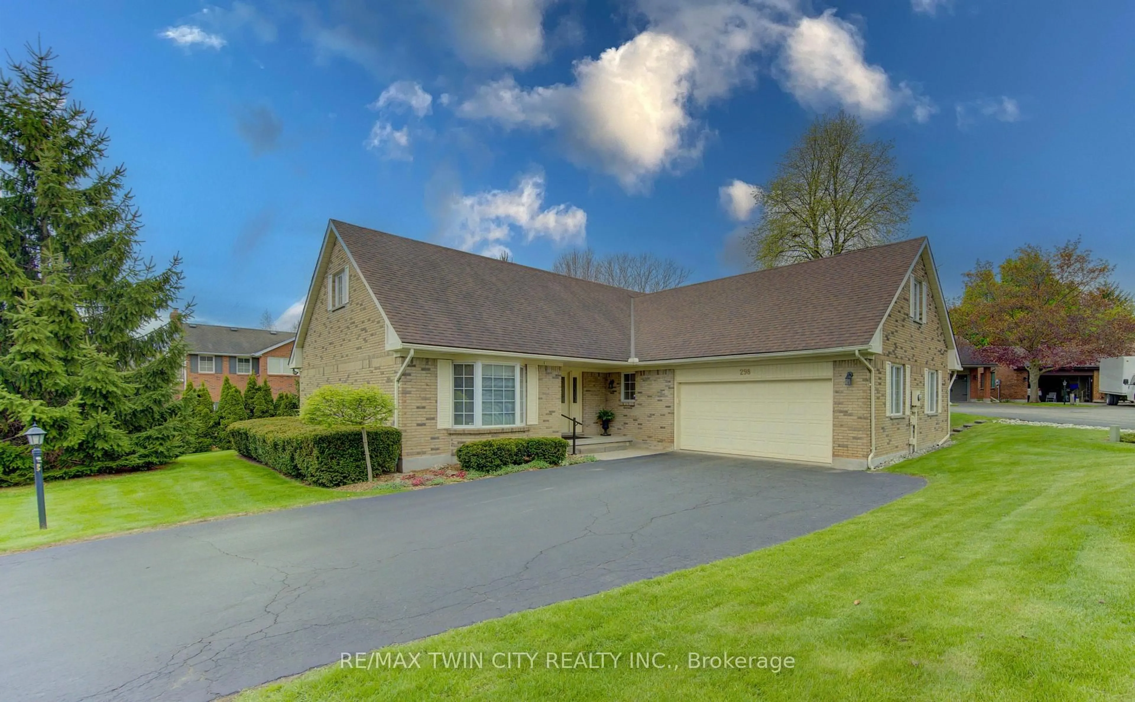 A pic from outside/outdoor area/front of a property/back of a property/a pic from drone, street for 298 Roxton Dr, Waterloo Ontario N2T 1R5