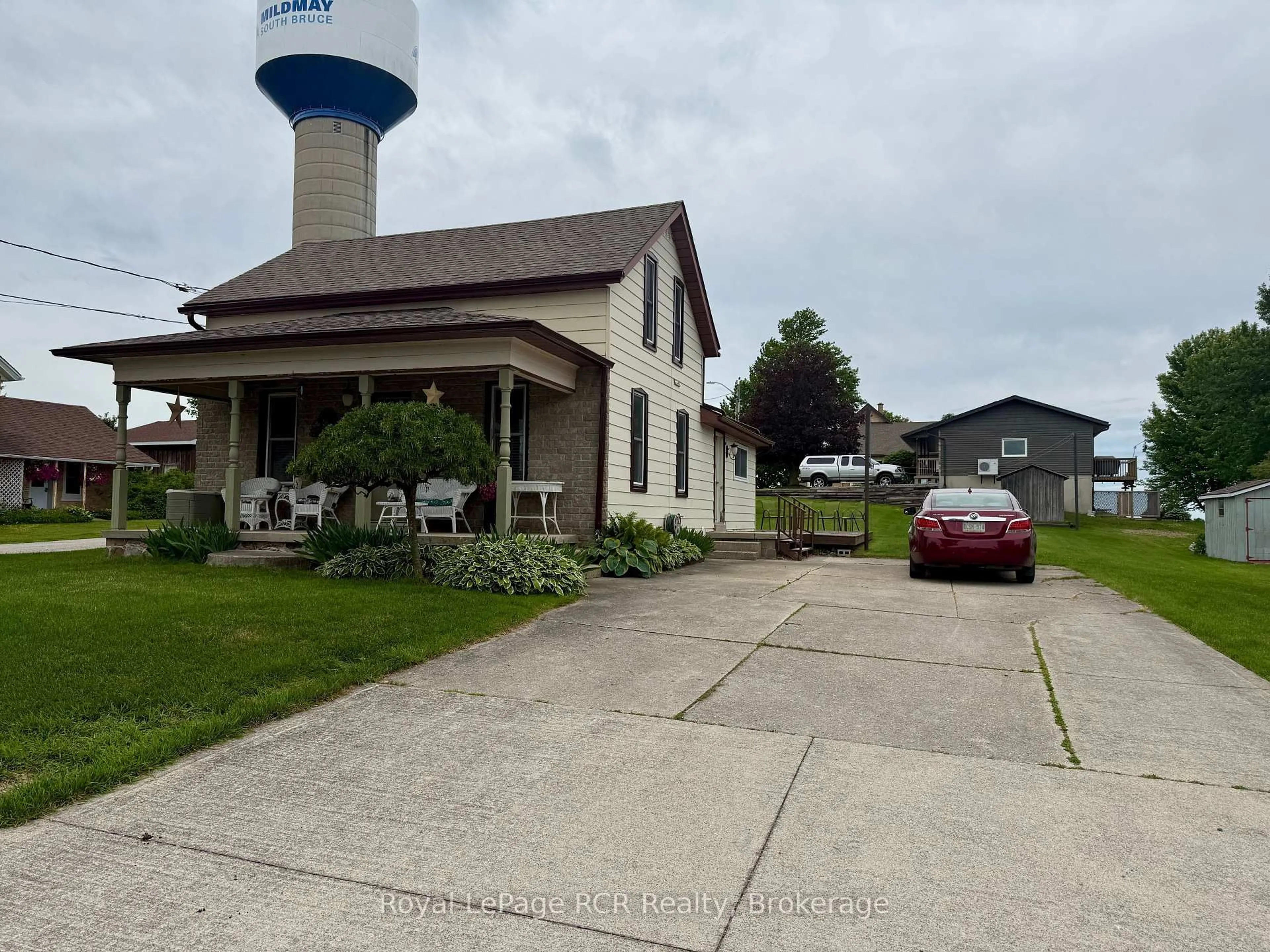 A pic from outside/outdoor area/front of a property/back of a property/a pic from drone, street for 35 Ellen St, South Bruce Ontario N0G 2J0