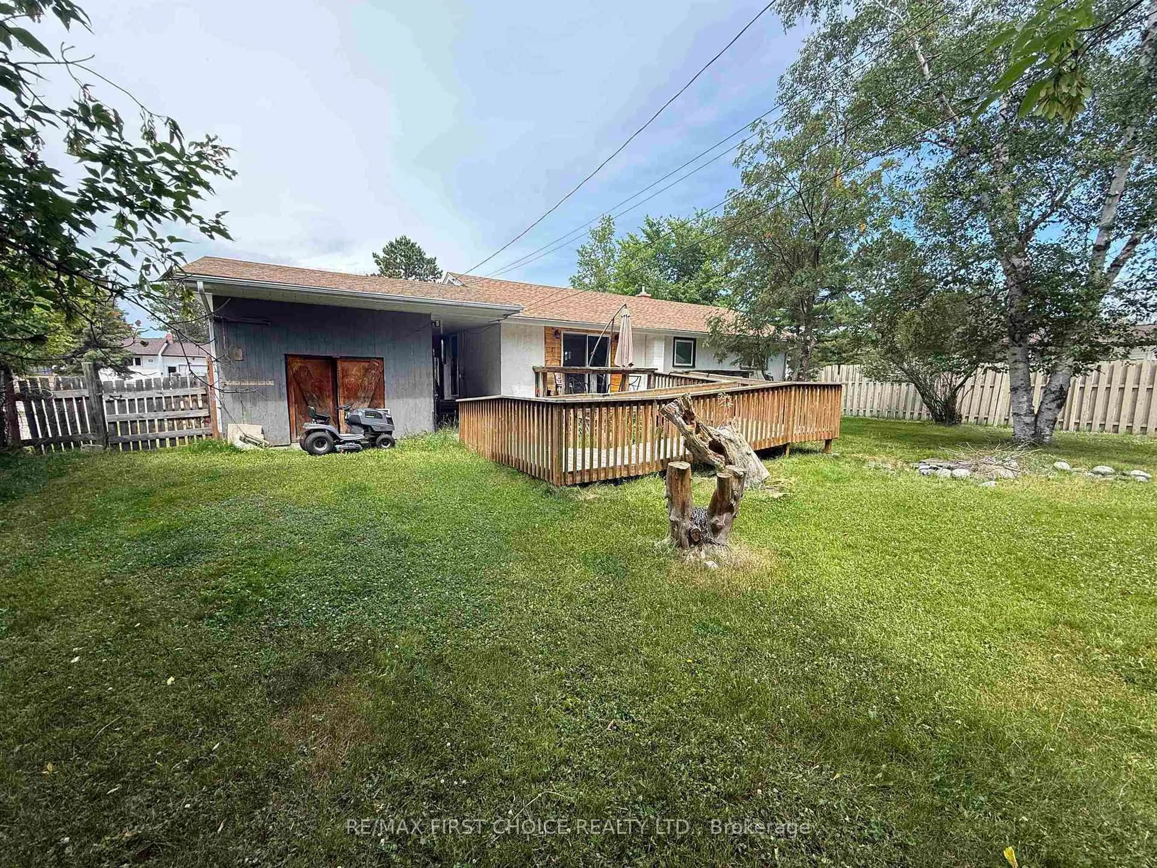 A pic from outside/outdoor area/front of a property/back of a property/a pic from drone, unknown for 116 Parkdale Rd, Dryden Ontario P8N 1R9