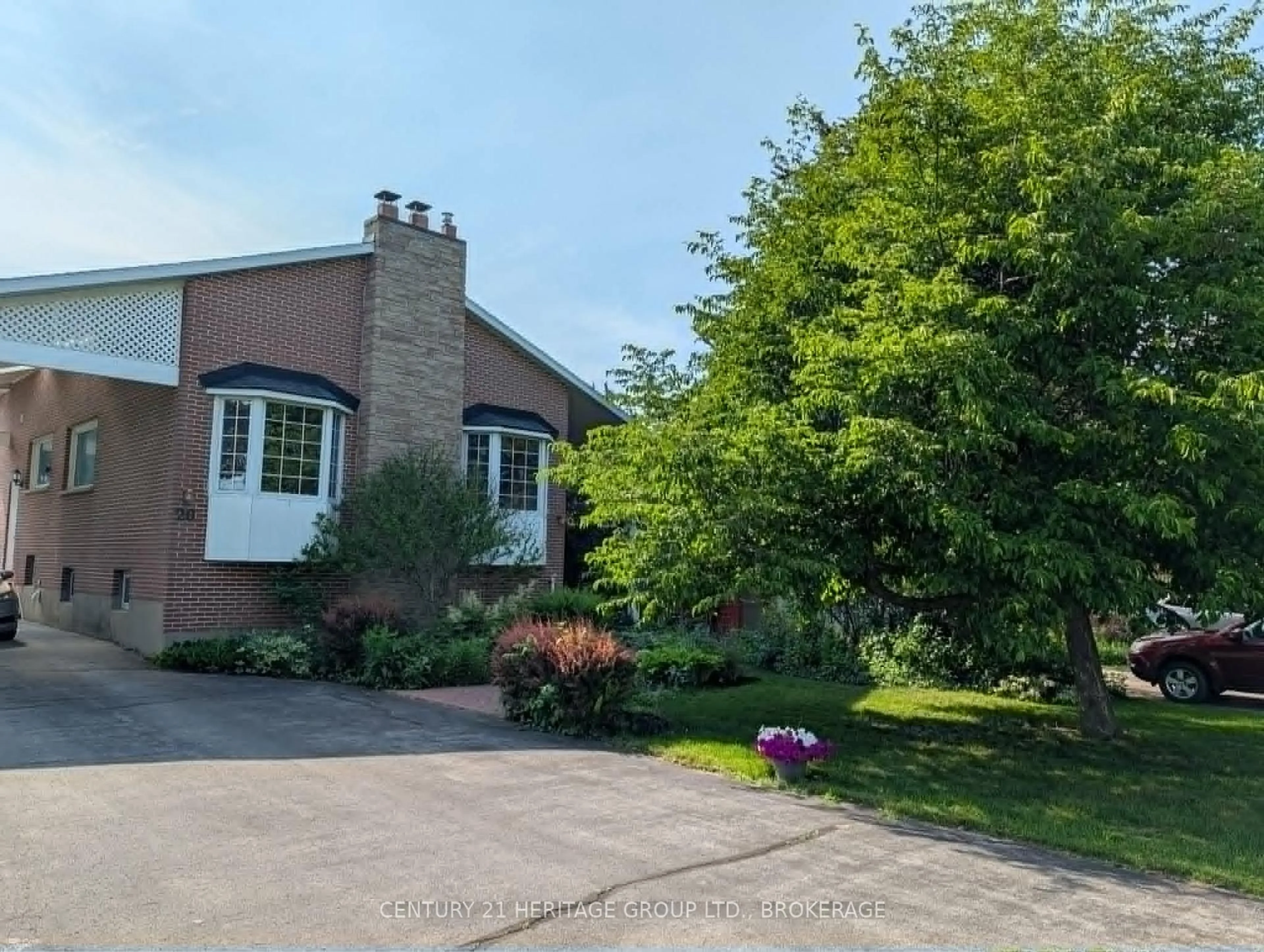 A pic from outside/outdoor area/front of a property/back of a property/a pic from drone, street for 20 Oakridge Ave, Kingston Ontario K7L 4S9