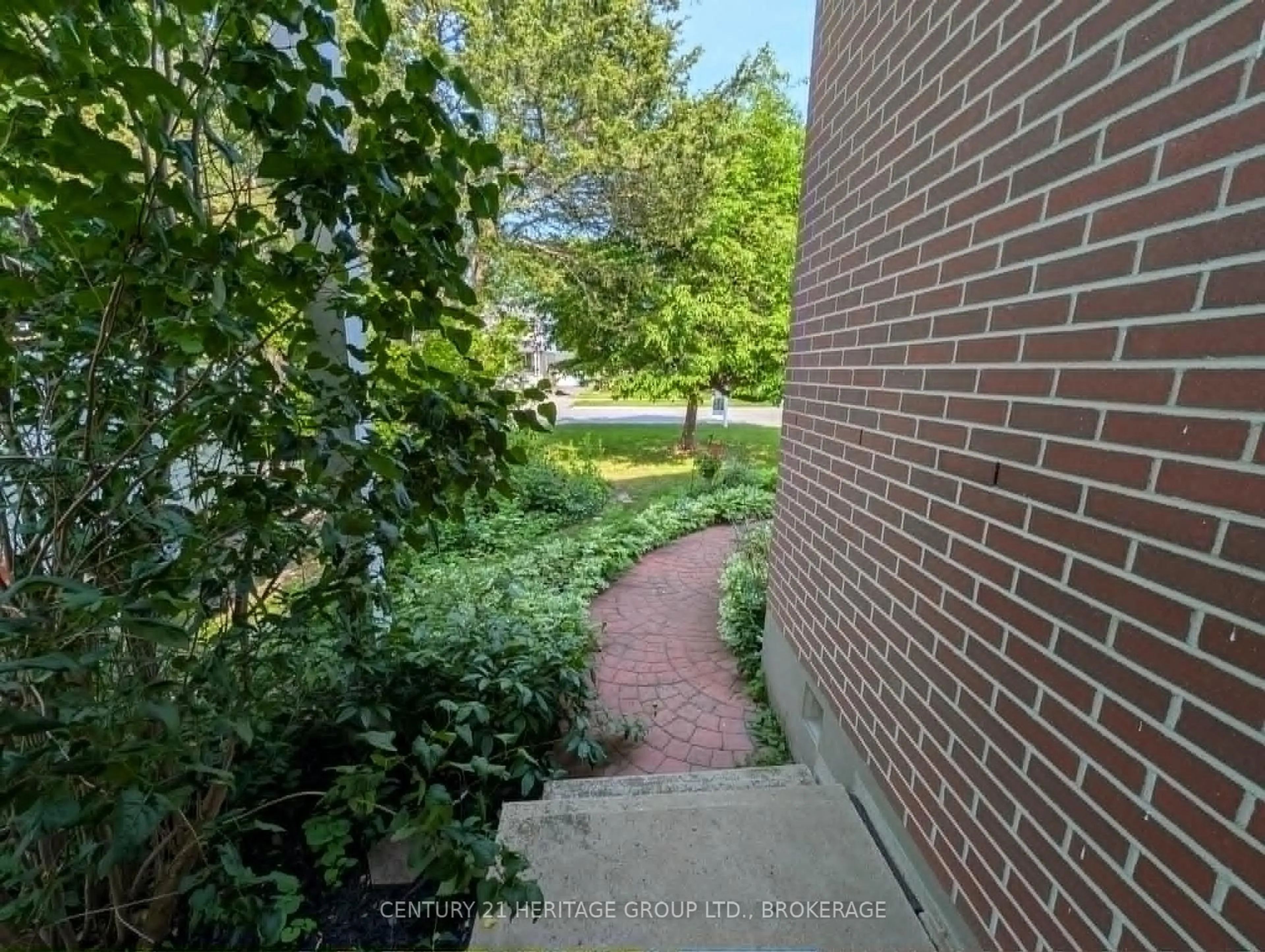 Unknown for 20 Oakridge Ave, Kingston Ontario K7L 4S9