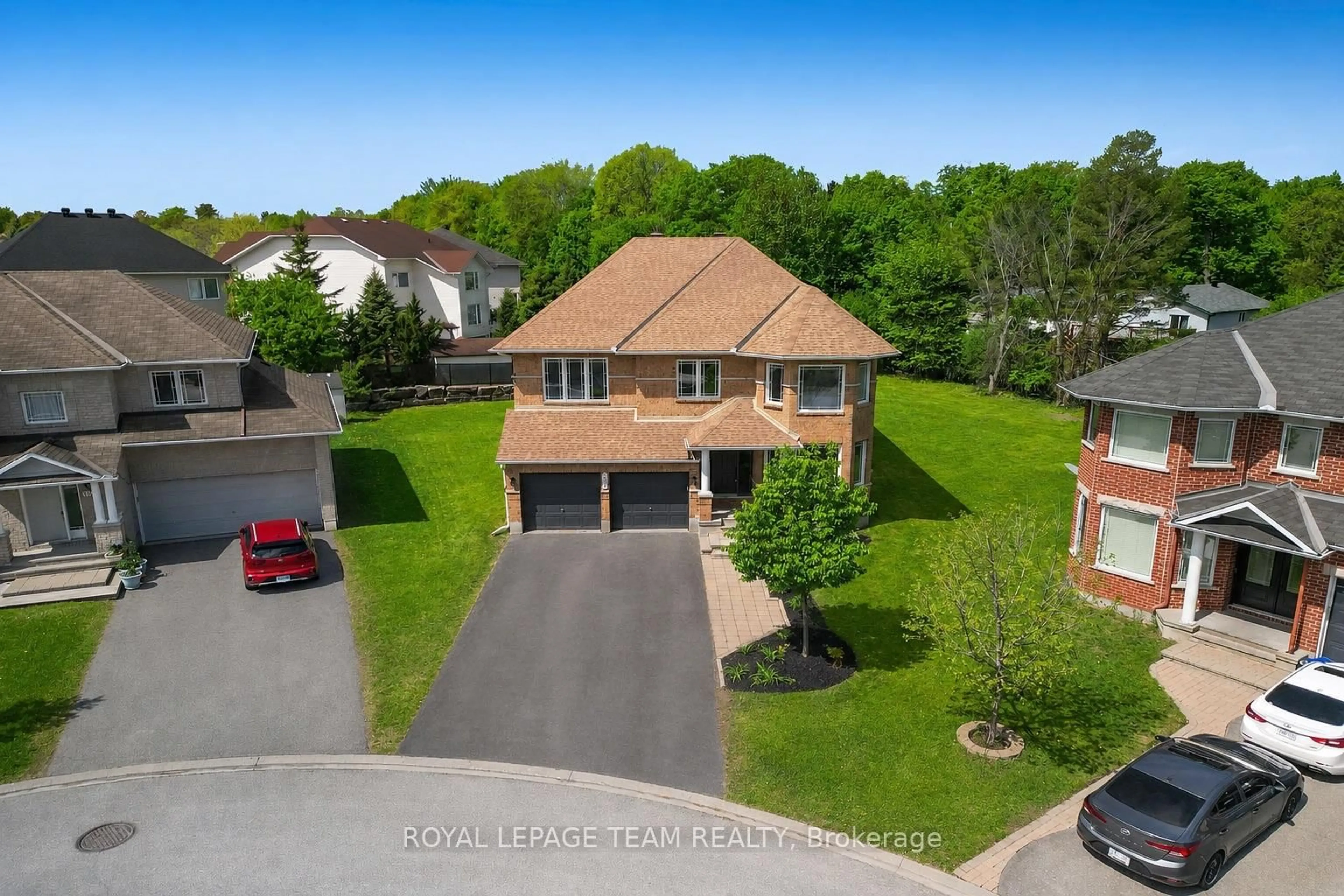 A pic from outside/outdoor area/front of a property/back of a property/a pic from drone, street for 121 Muskego Cres, Ottawa Ontario K2W 1H6