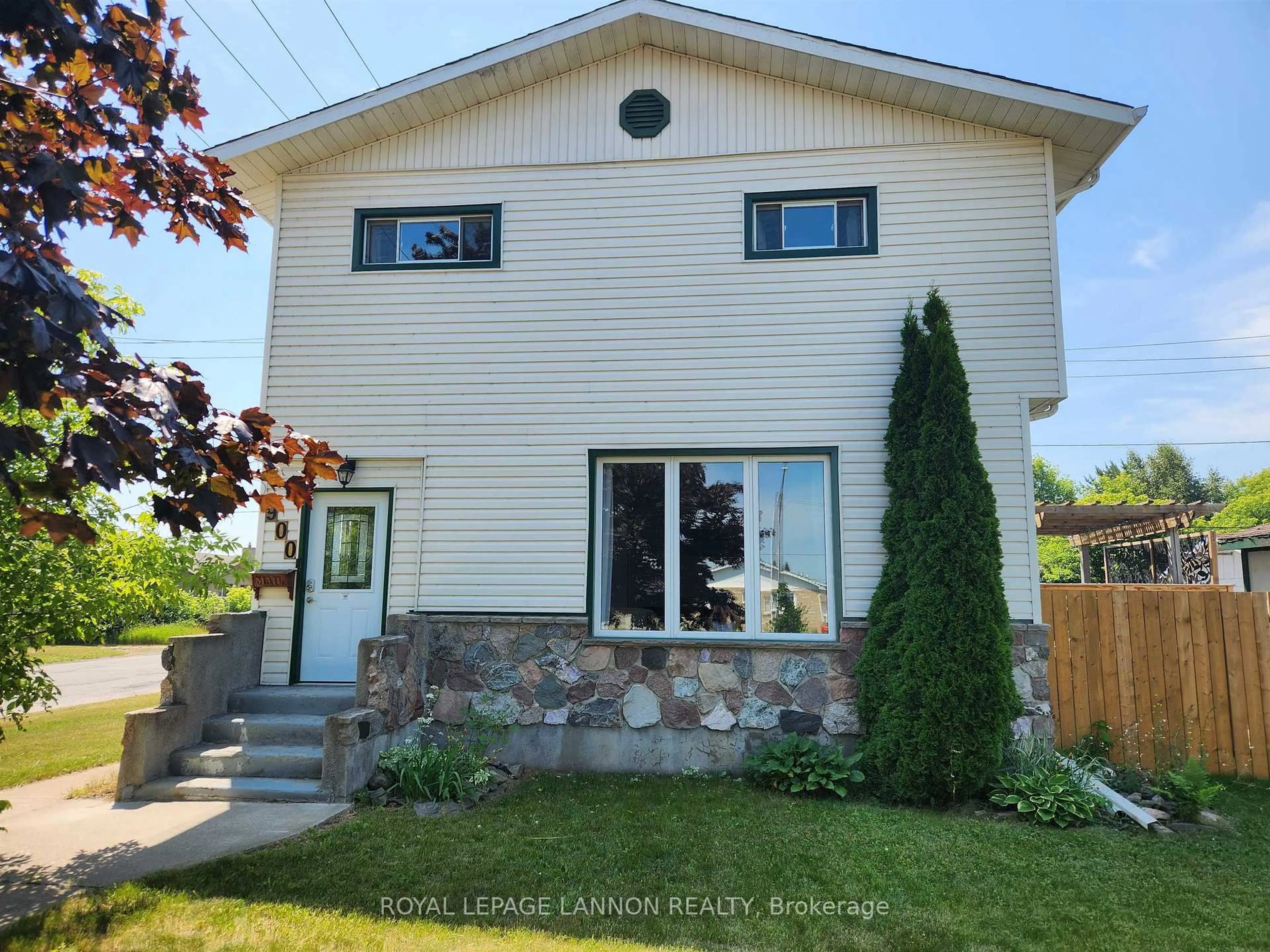 Home with vinyl exterior material, street for 900 Mary St, Thunder Bay Ontario P7E 4M1