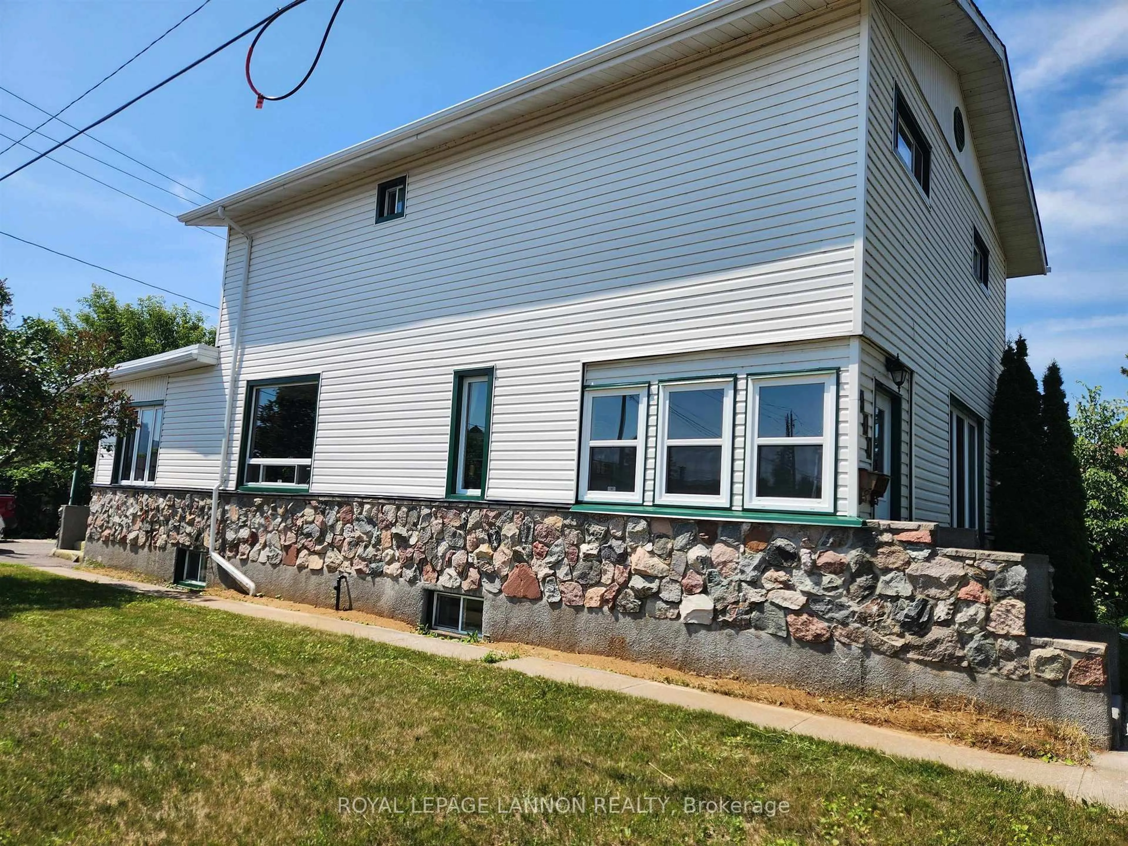Unknown for 900 Mary St, Thunder Bay Ontario P7E 4M1