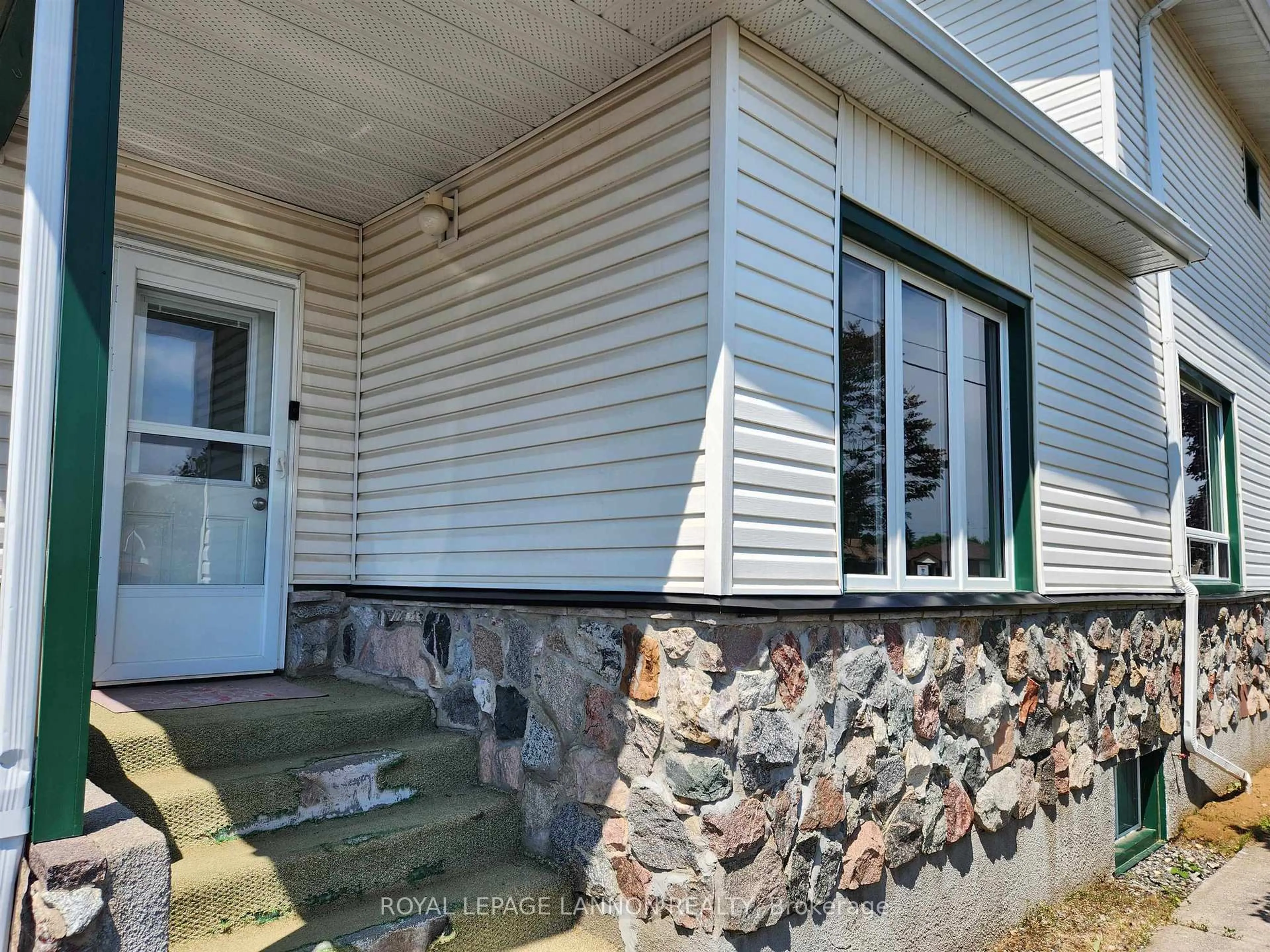 Home with vinyl exterior material, unknown for 900 Mary St, Thunder Bay Ontario P7E 4M1