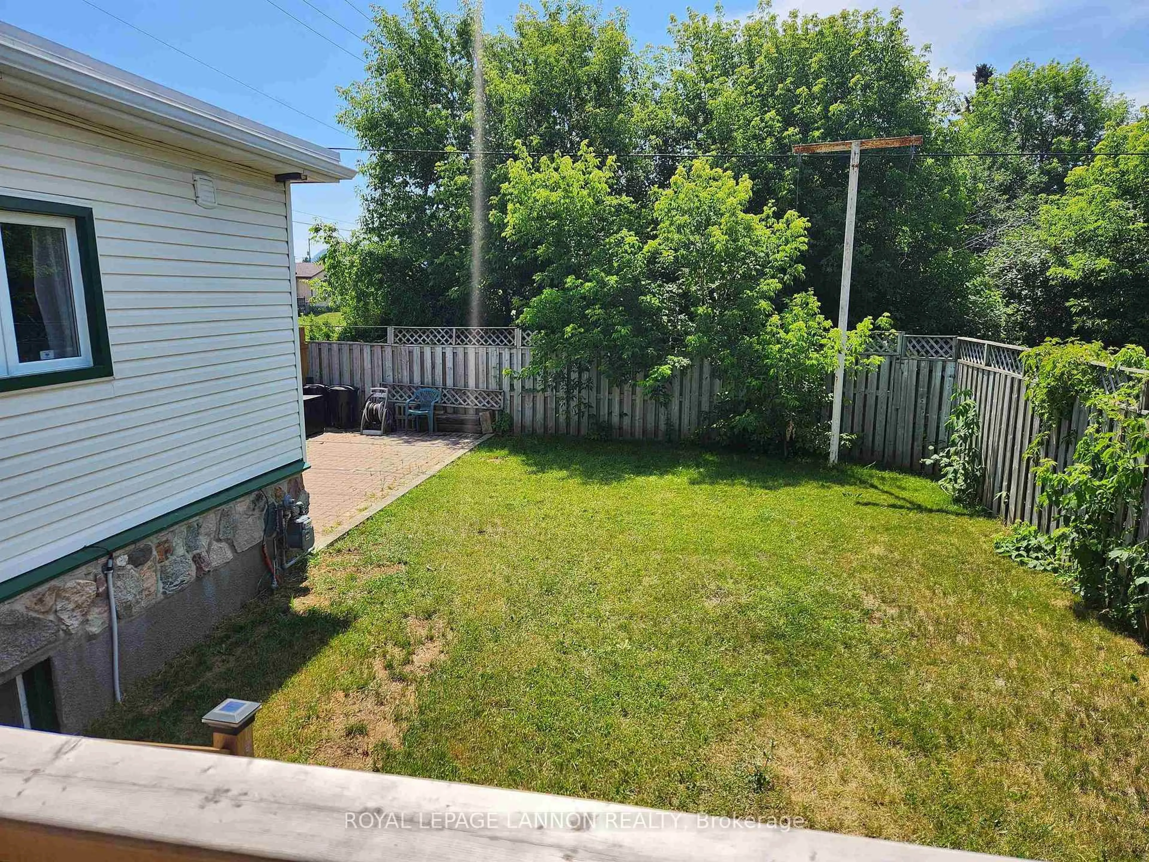 A pic from outside/outdoor area/front of a property/back of a property/a pic from drone, street for 900 Mary St, Thunder Bay Ontario P7E 4M1