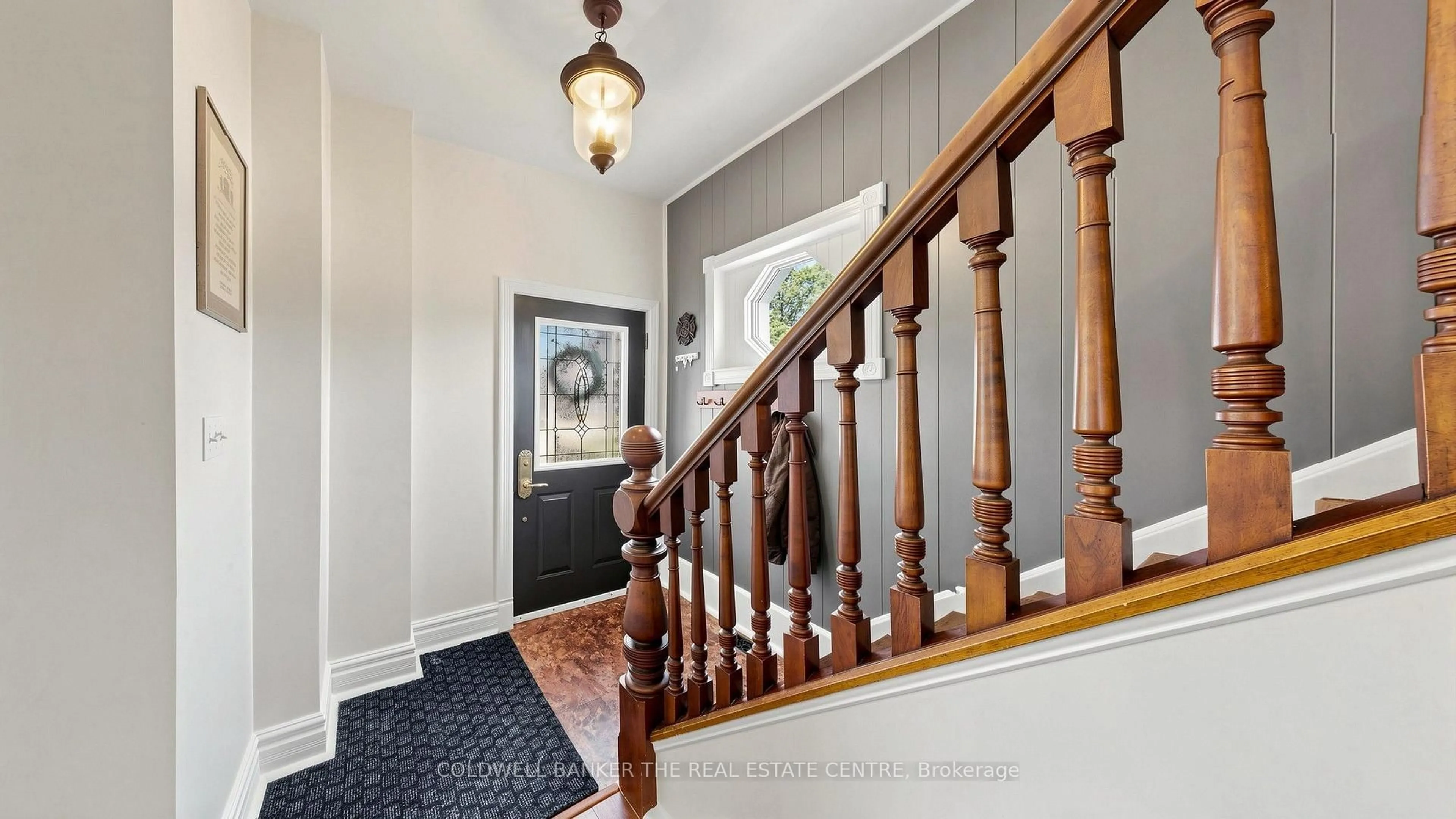 Indoor foyer for 92 Cresswell Rd, Kawartha Lakes Ontario K0M 2J0