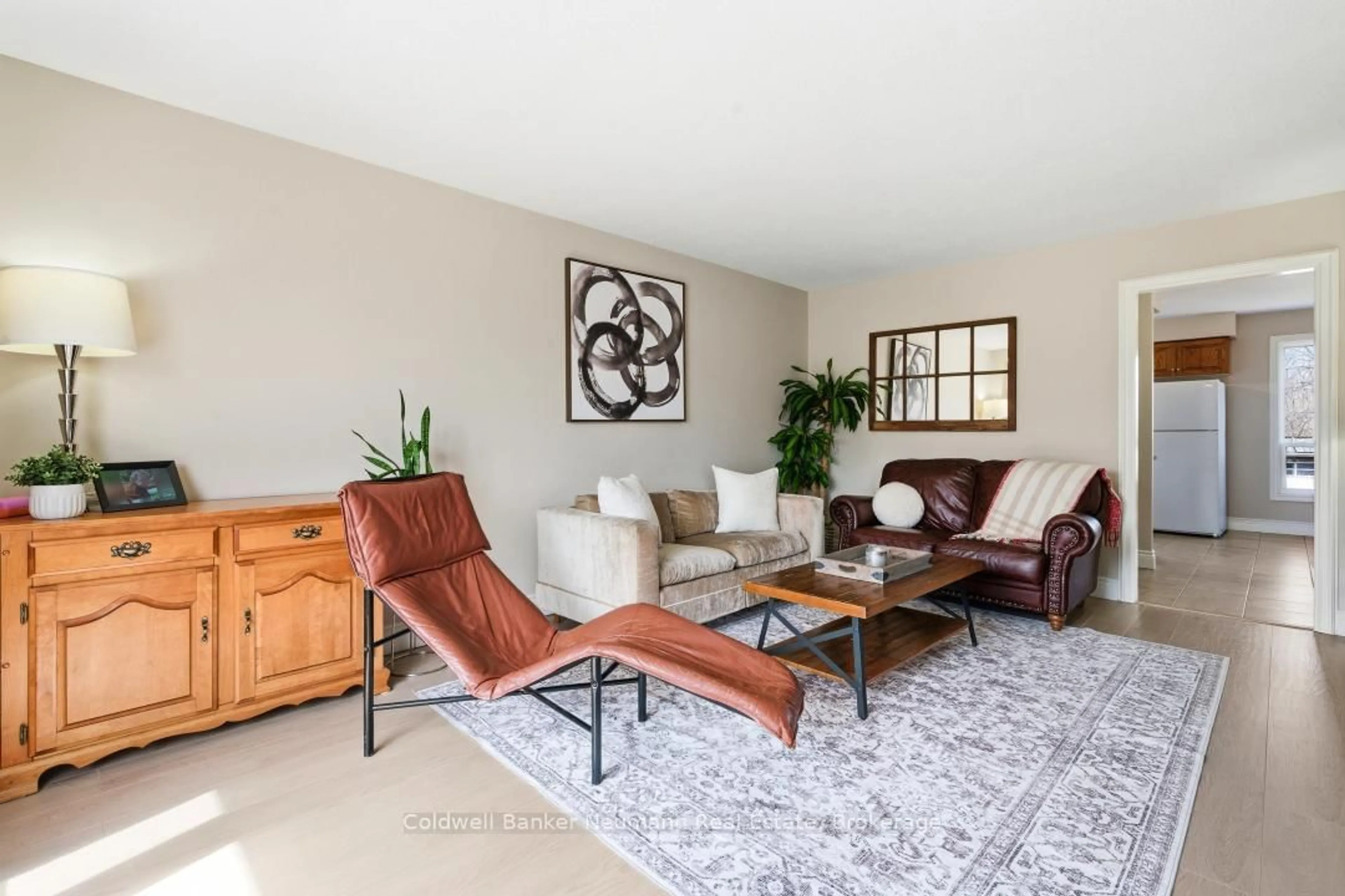 Living room with furniture, unknown for 28 Chartwell Cres, Guelph Ontario N1G 2T7