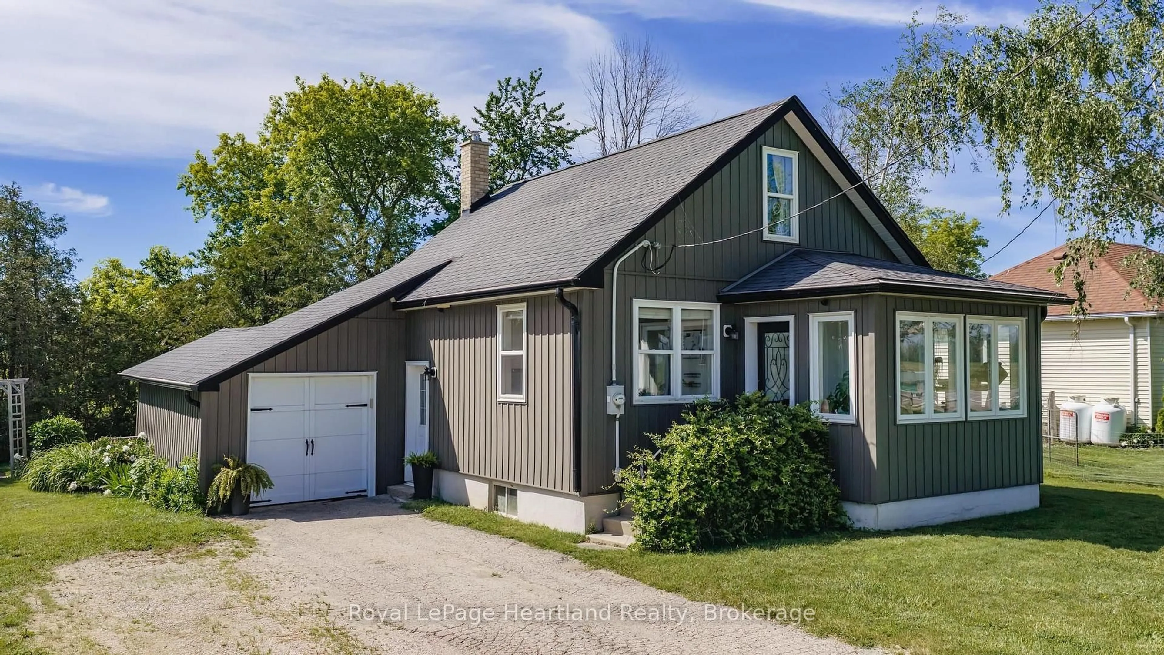 Home with vinyl exterior material, street for 827 HIGHWAY 21, Huron-Kinloss Ontario N2Z 2X3