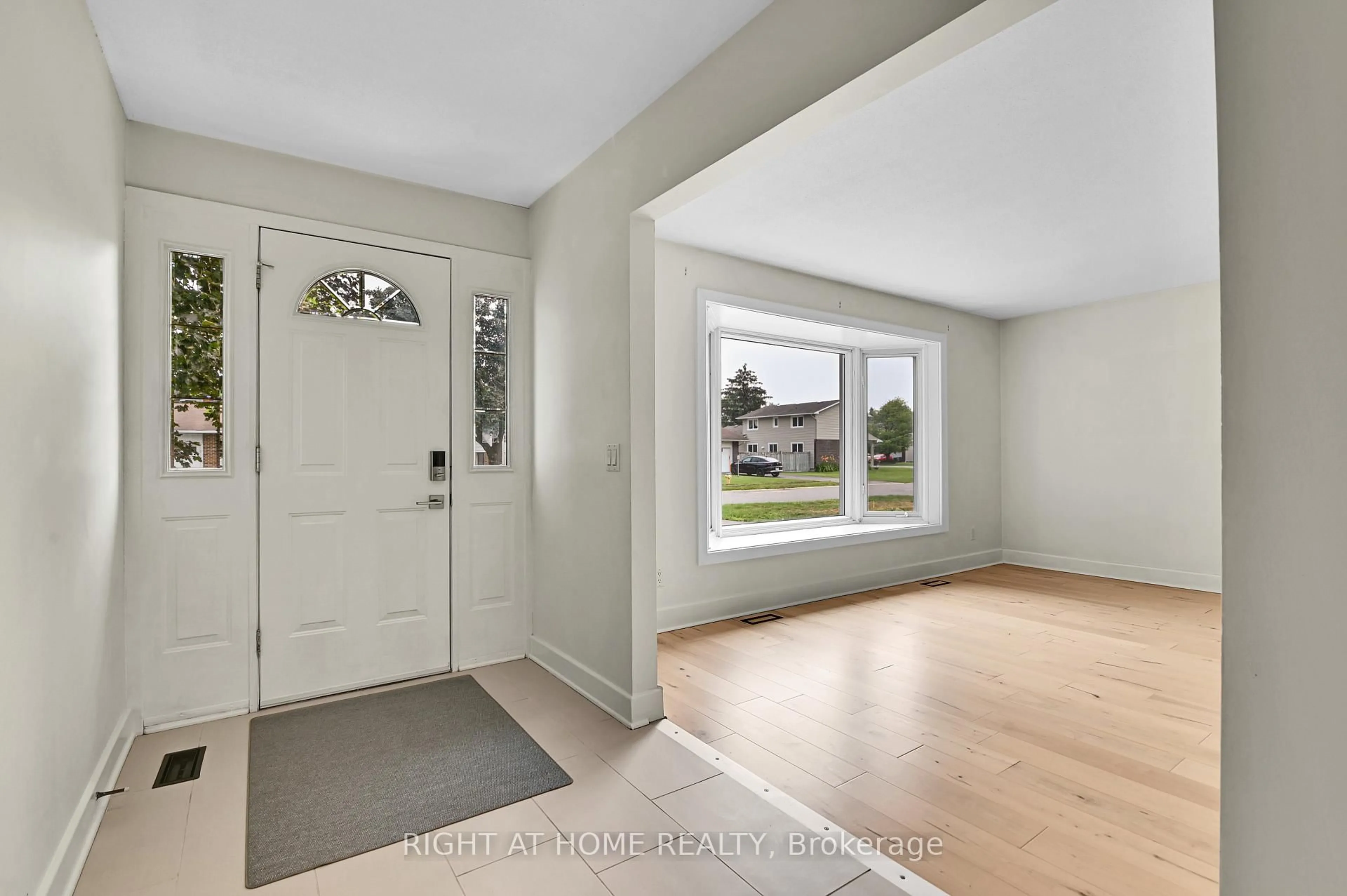 Indoor entryway for 9 Leetom Cres, Ottawa Ontario K2J 1E3