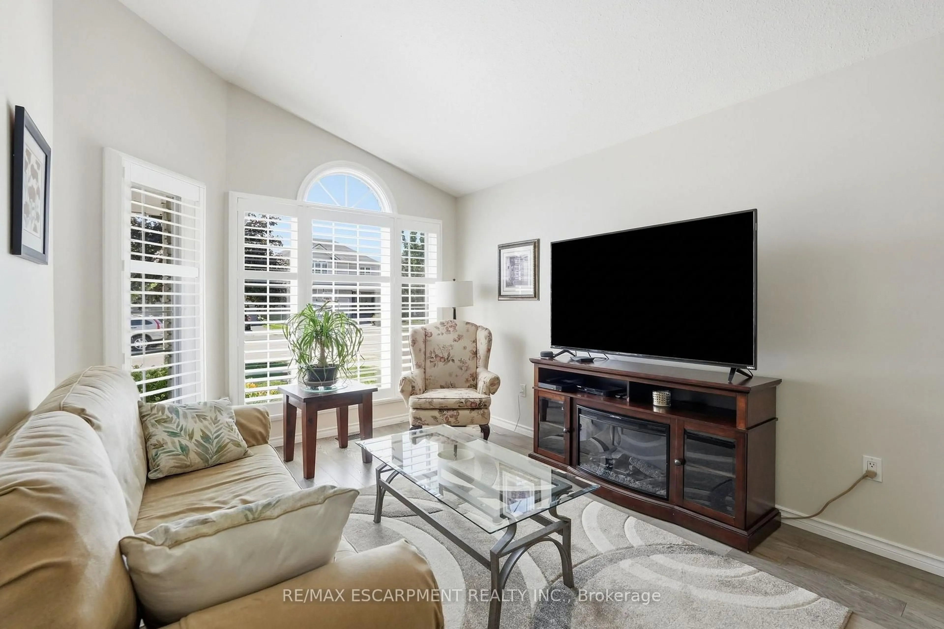 Living room with furniture, unknown for 40 Maich Cres, Brantford Ontario N3T 6P1