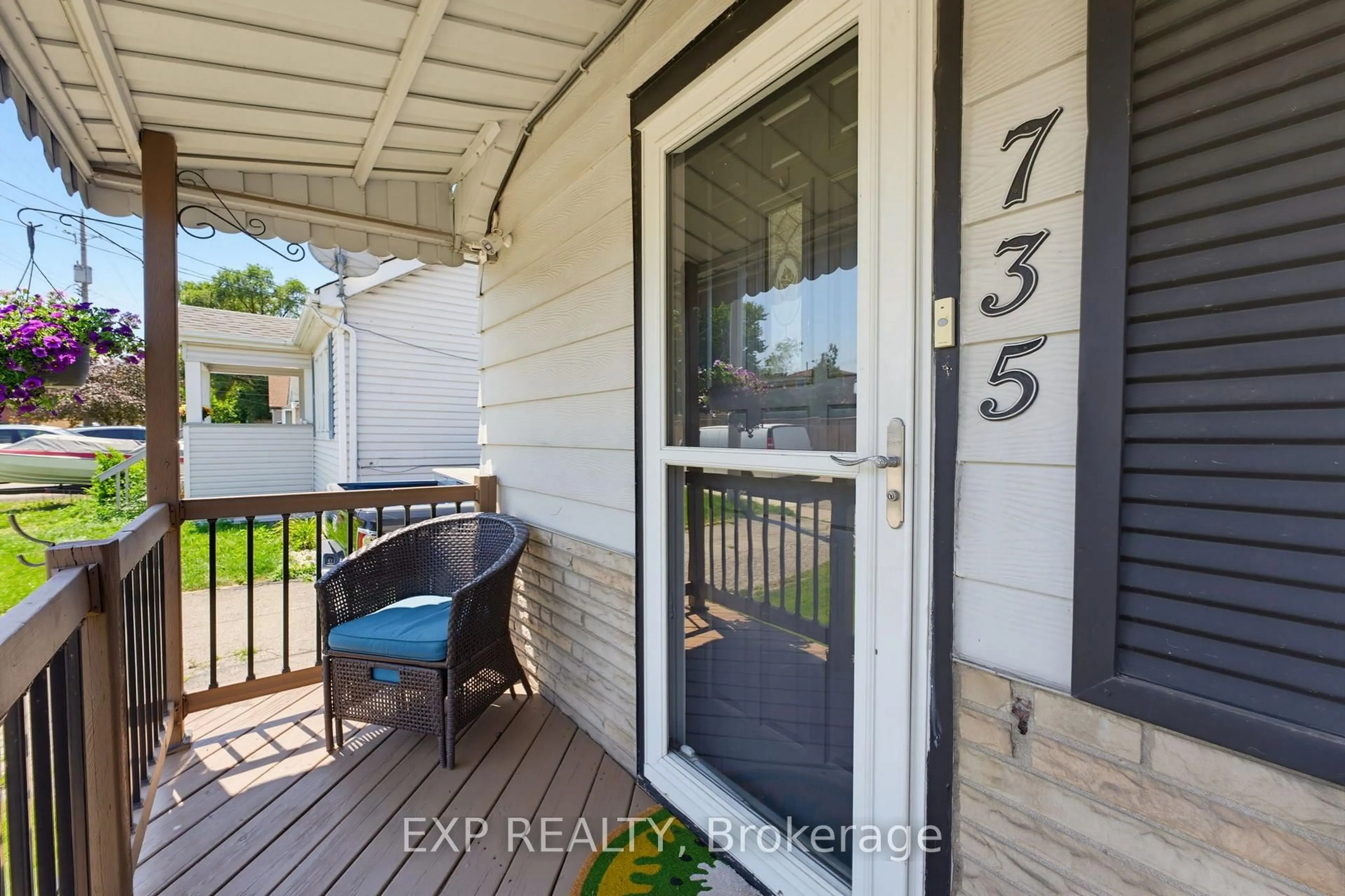 Indoor entryway for 735 Dunn Ave, Hamilton Ontario L8H 6M7
