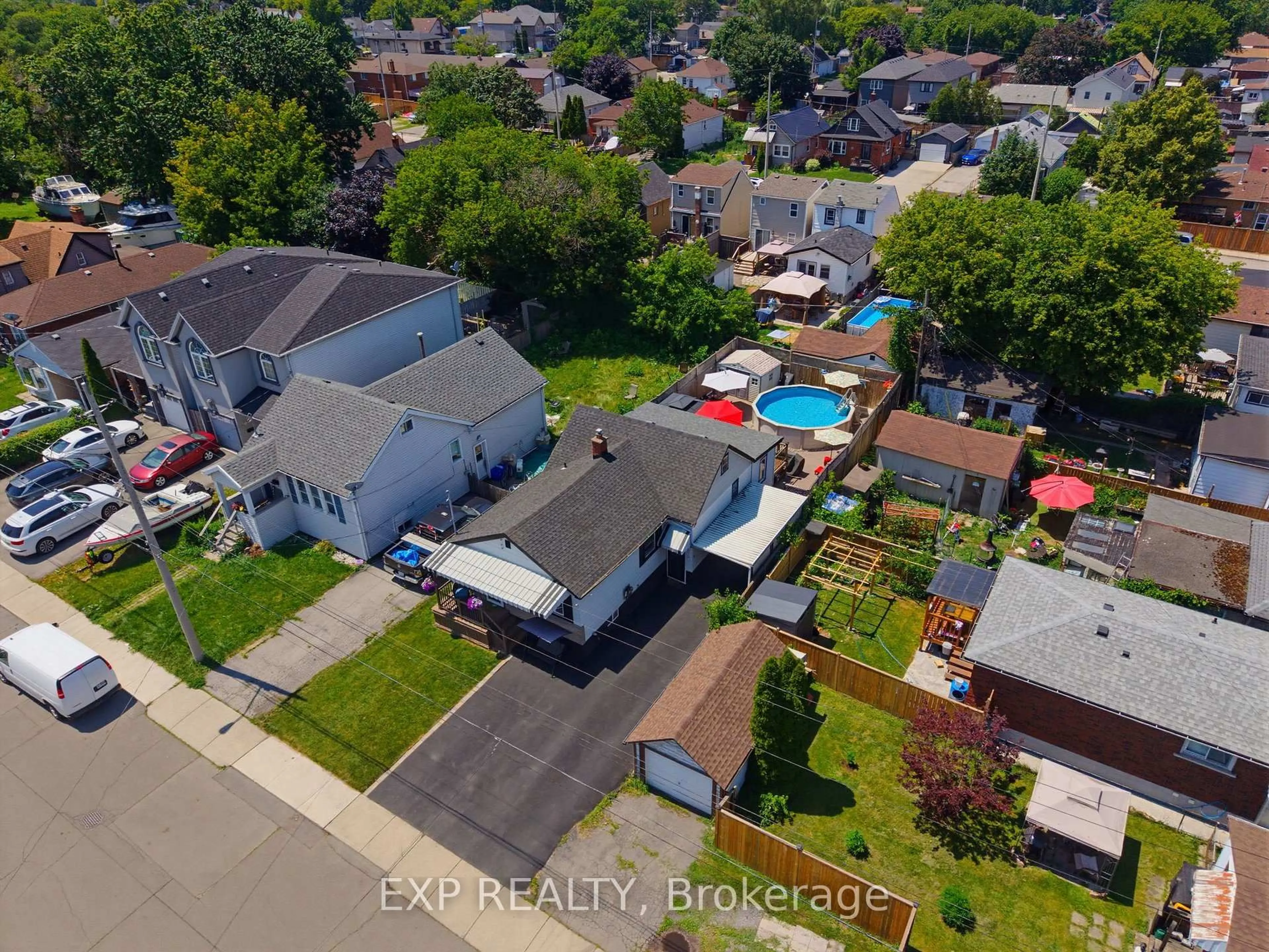 A pic from outside/outdoor area/front of a property/back of a property/a pic from drone, street for 735 Dunn Ave, Hamilton Ontario L8H 6M7