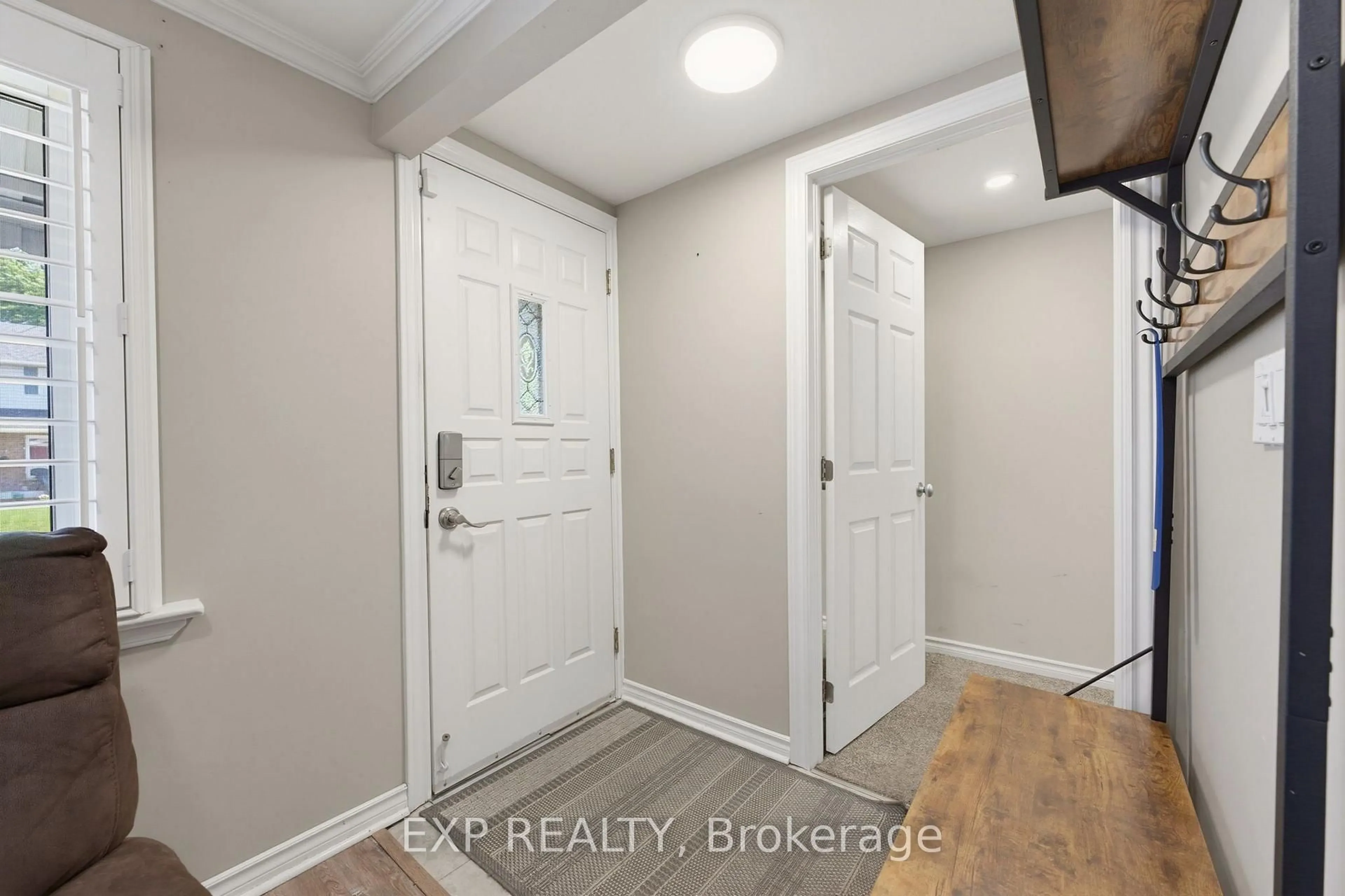 Indoor entryway for 735 Dunn Ave, Hamilton Ontario L8H 6M7