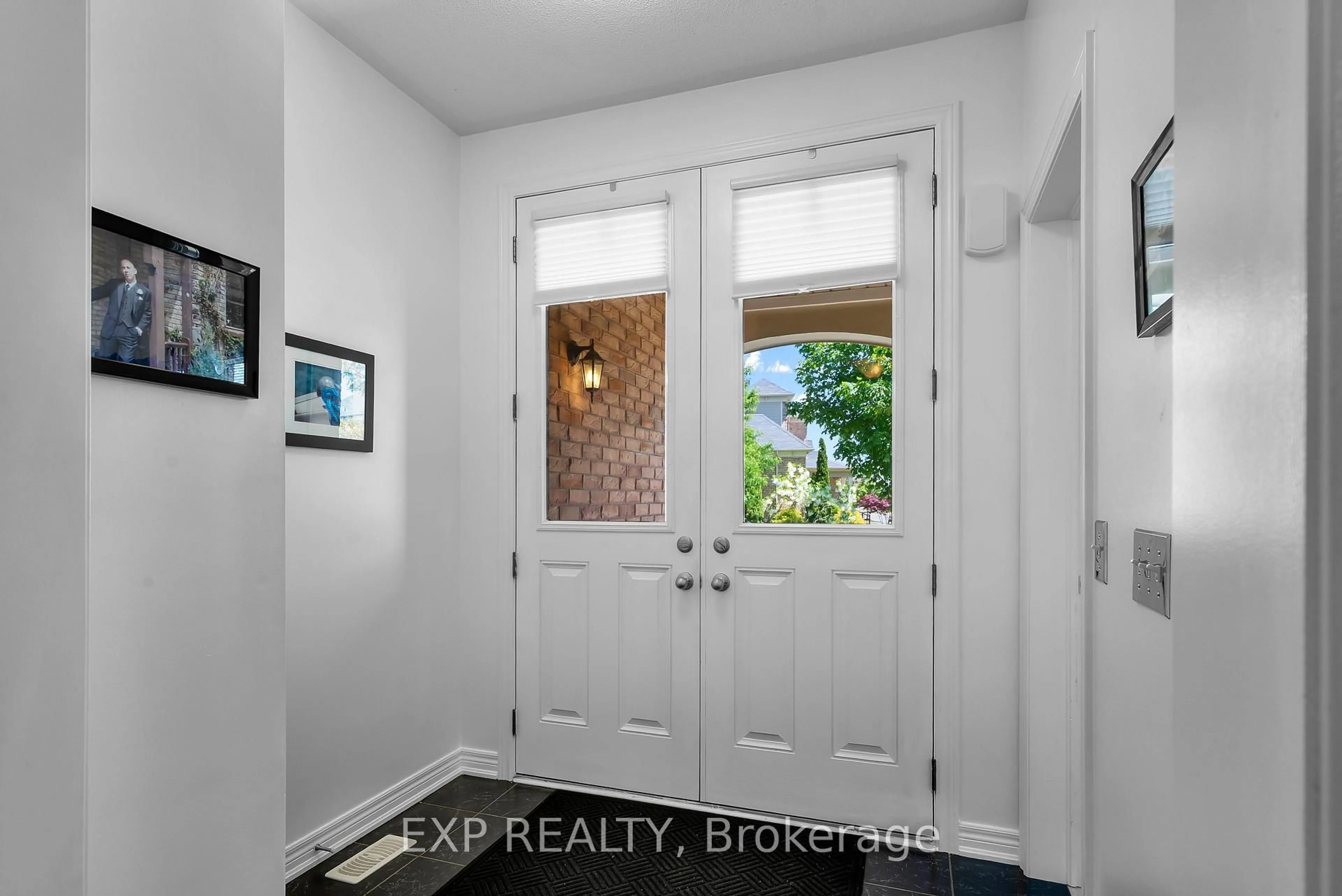 Indoor entryway for 9001 Tristar Cres, Niagara Falls Ontario L2G 0E6
