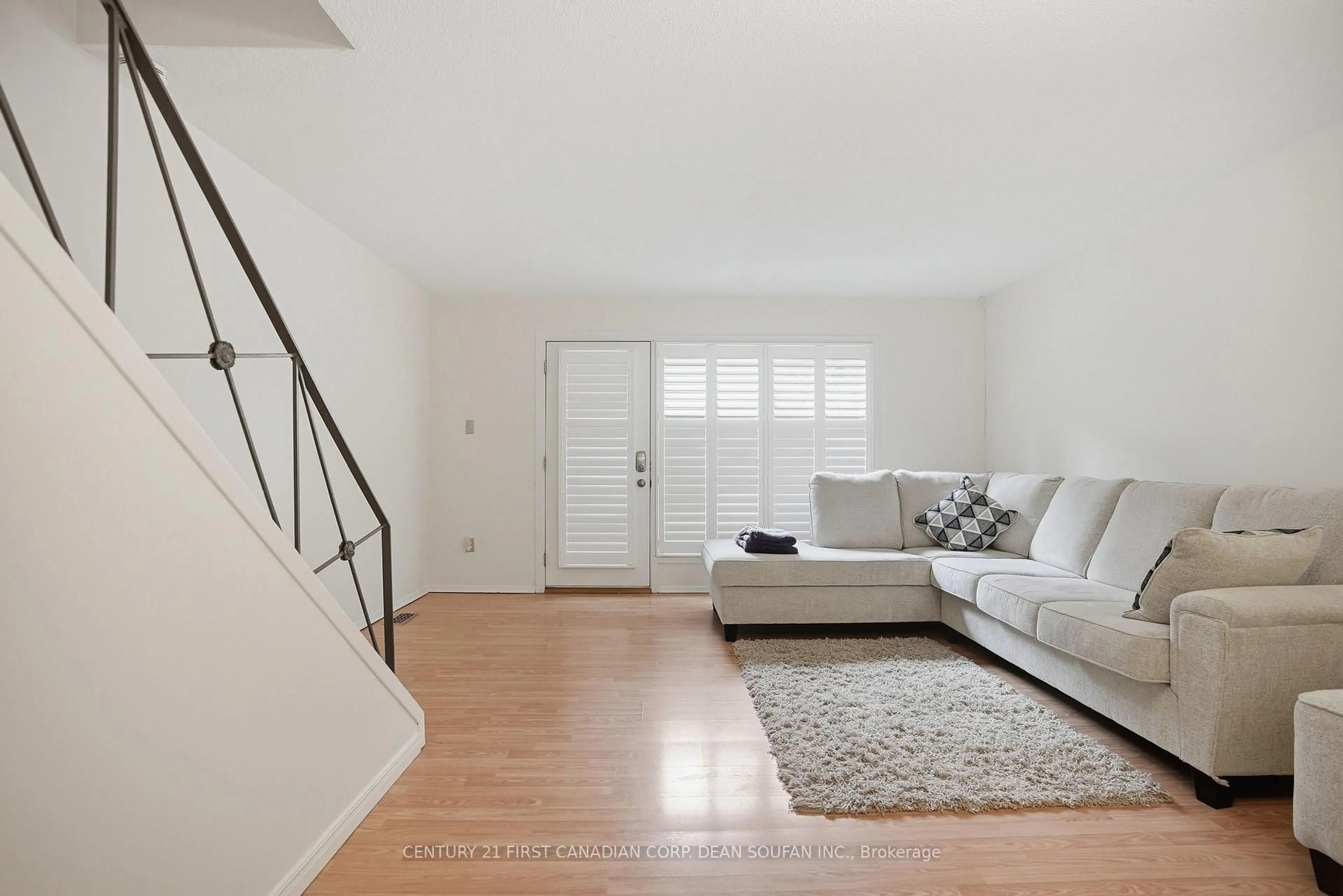 Living room with furniture, unknown for 634 WONDERLAND Rd, London South Ontario N6K 1L8
