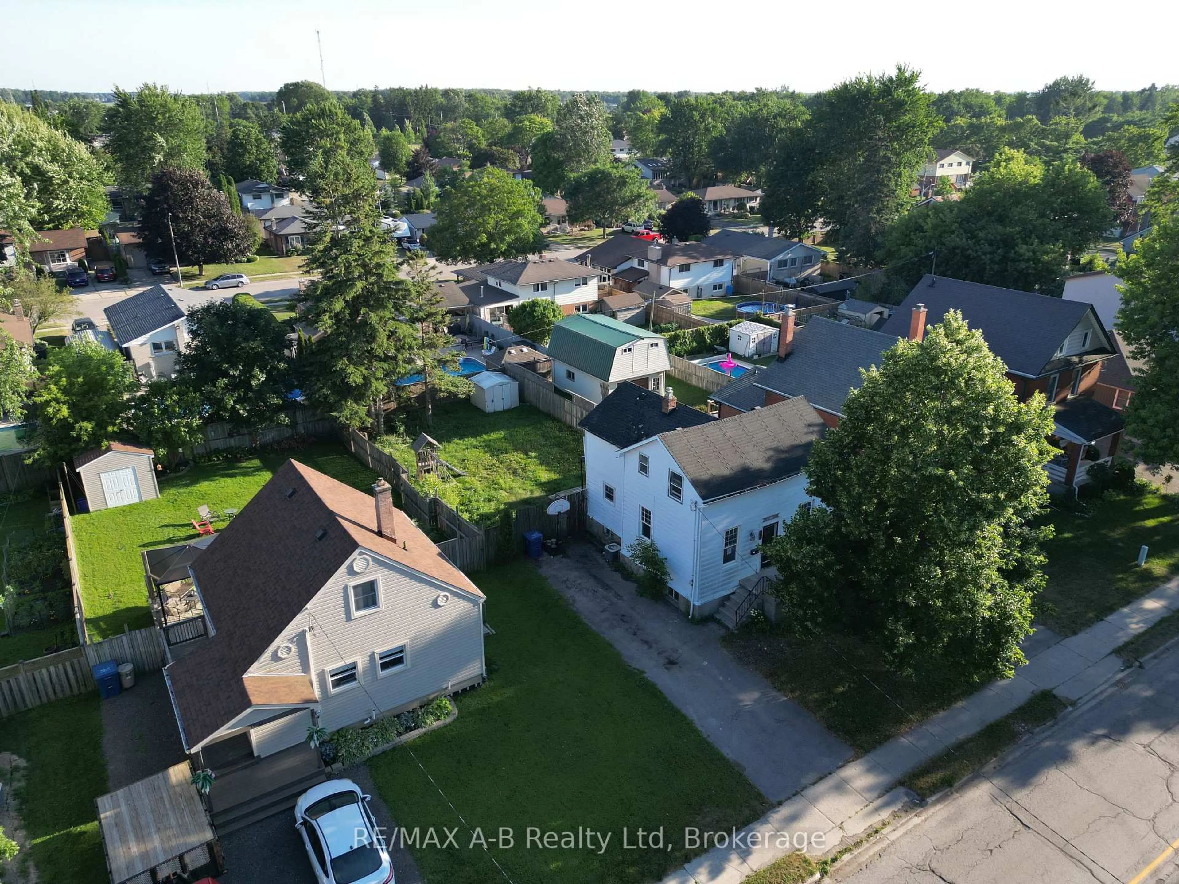 A pic from outside/outdoor area/front of a property/back of a property/a pic from drone, street for 103 Norfolk St, Stratford Ontario N5A 3Y7