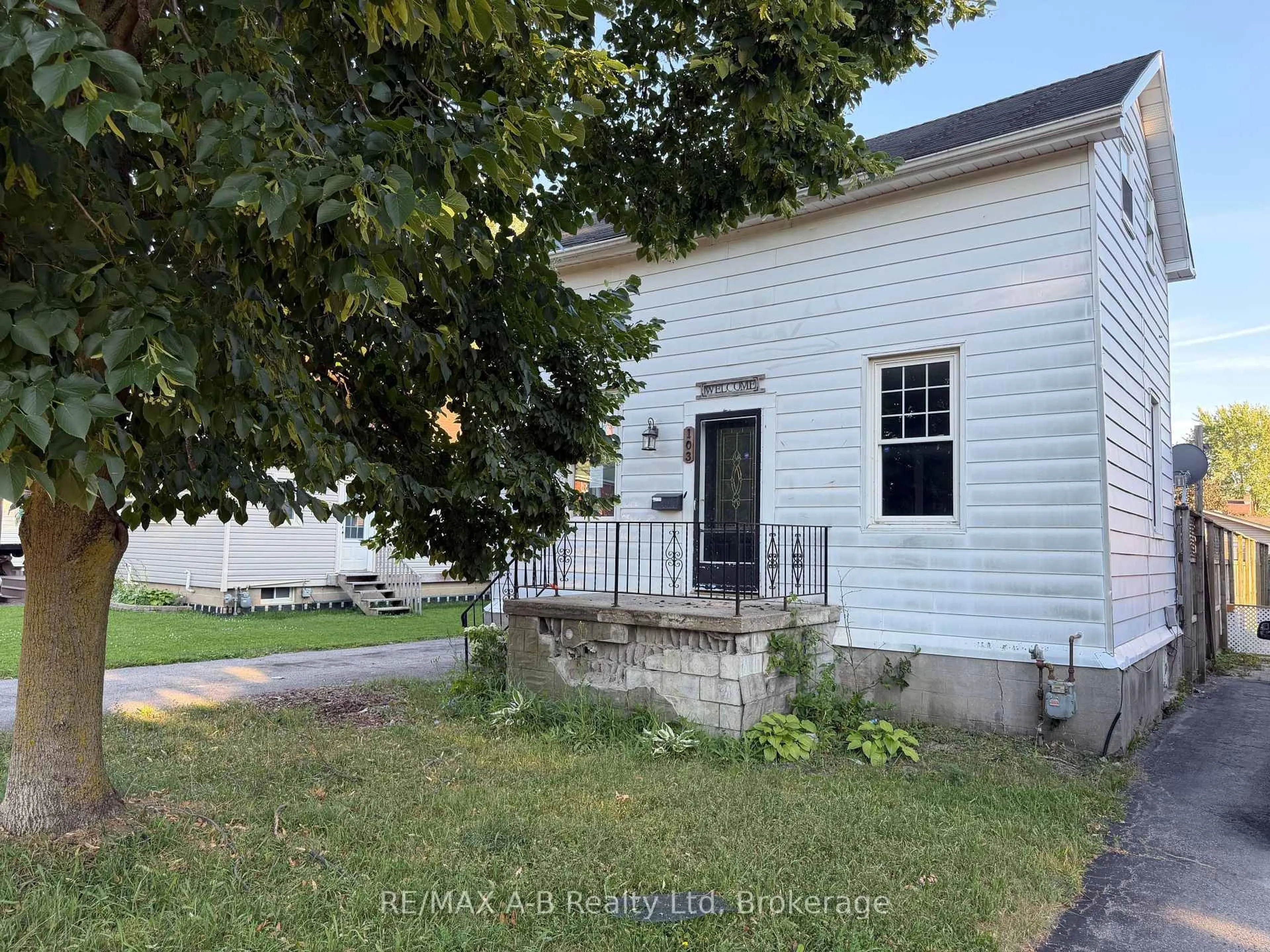 A pic from outside/outdoor area/front of a property/back of a property/a pic from drone, street for 103 Norfolk St, Stratford Ontario N5A 3Y7