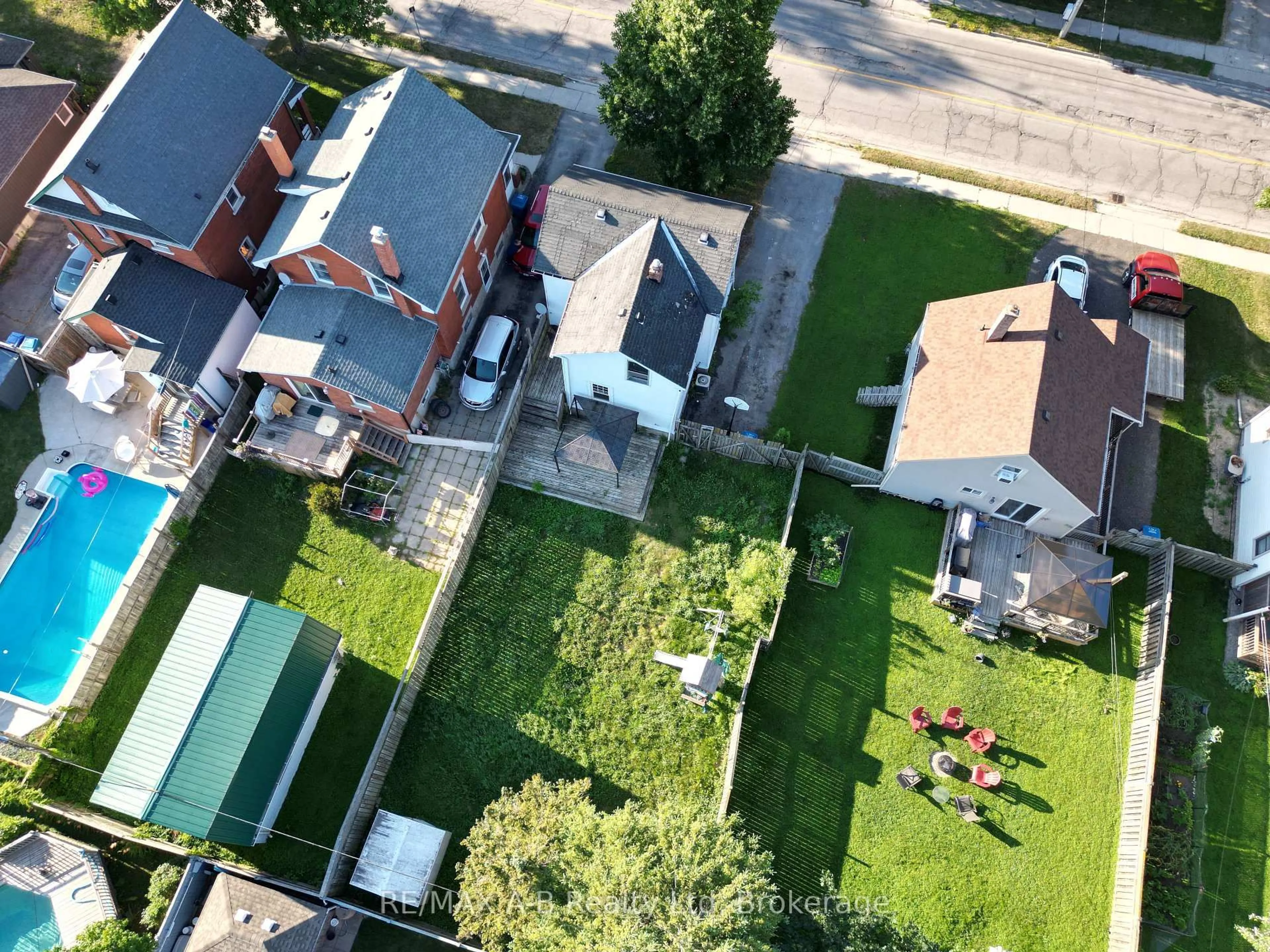 A pic from outside/outdoor area/front of a property/back of a property/a pic from drone, street for 103 Norfolk St, Stratford Ontario N5A 3Y7