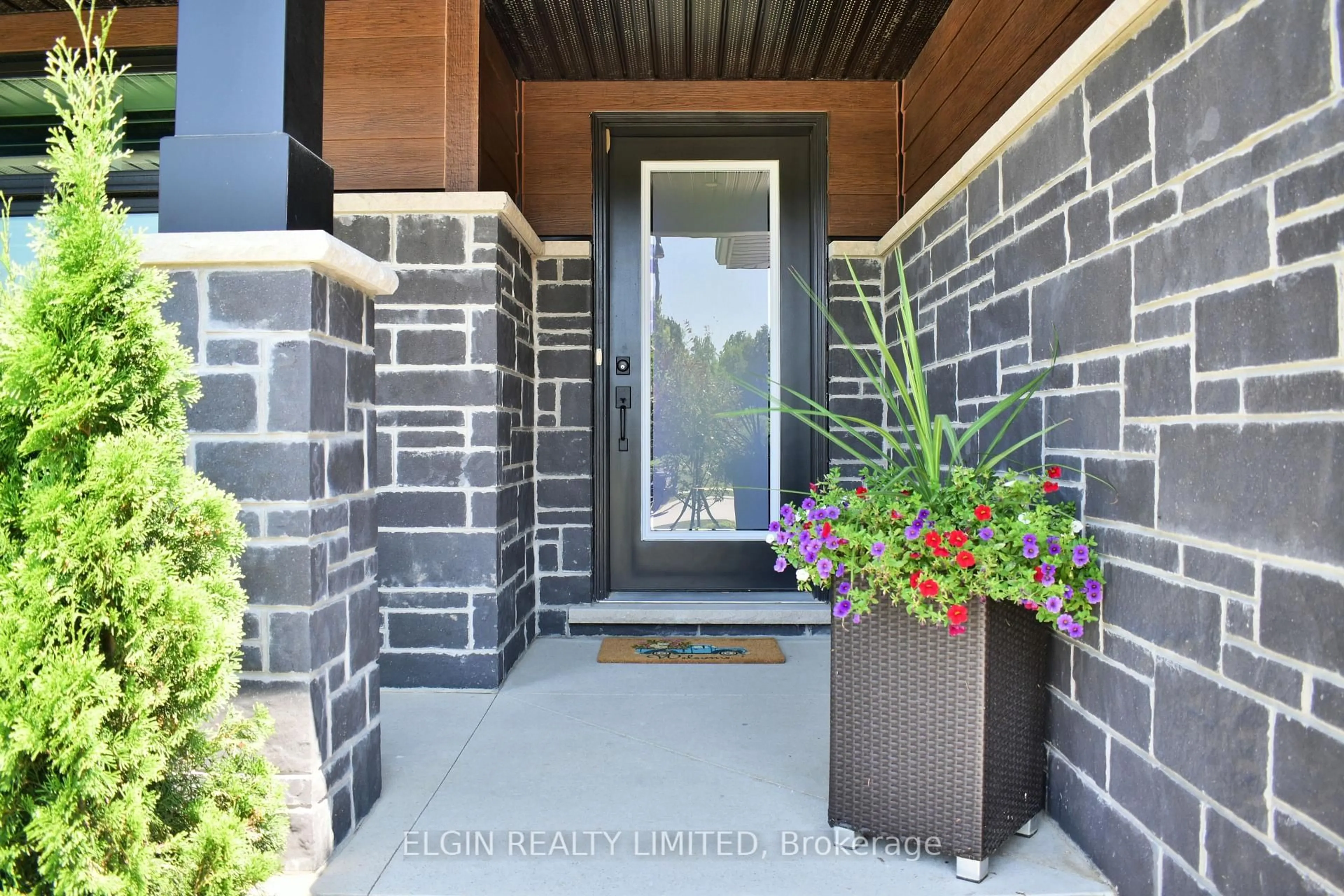 Indoor entryway for 60 Snowy Owl Tr, Central Elgin Ontario N5R 0M7