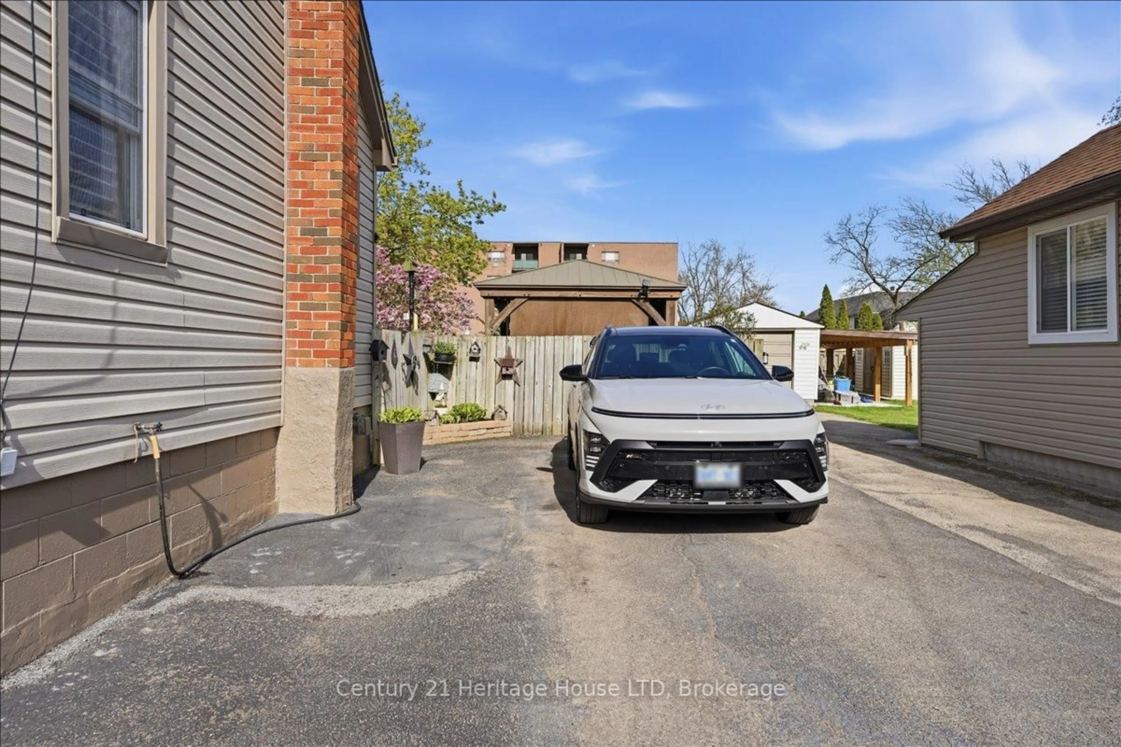 A pic from outside/outdoor area/front of a property/back of a property/a pic from drone, street for 18 Northhaven Rd, Welland Ontario L3C 1X1