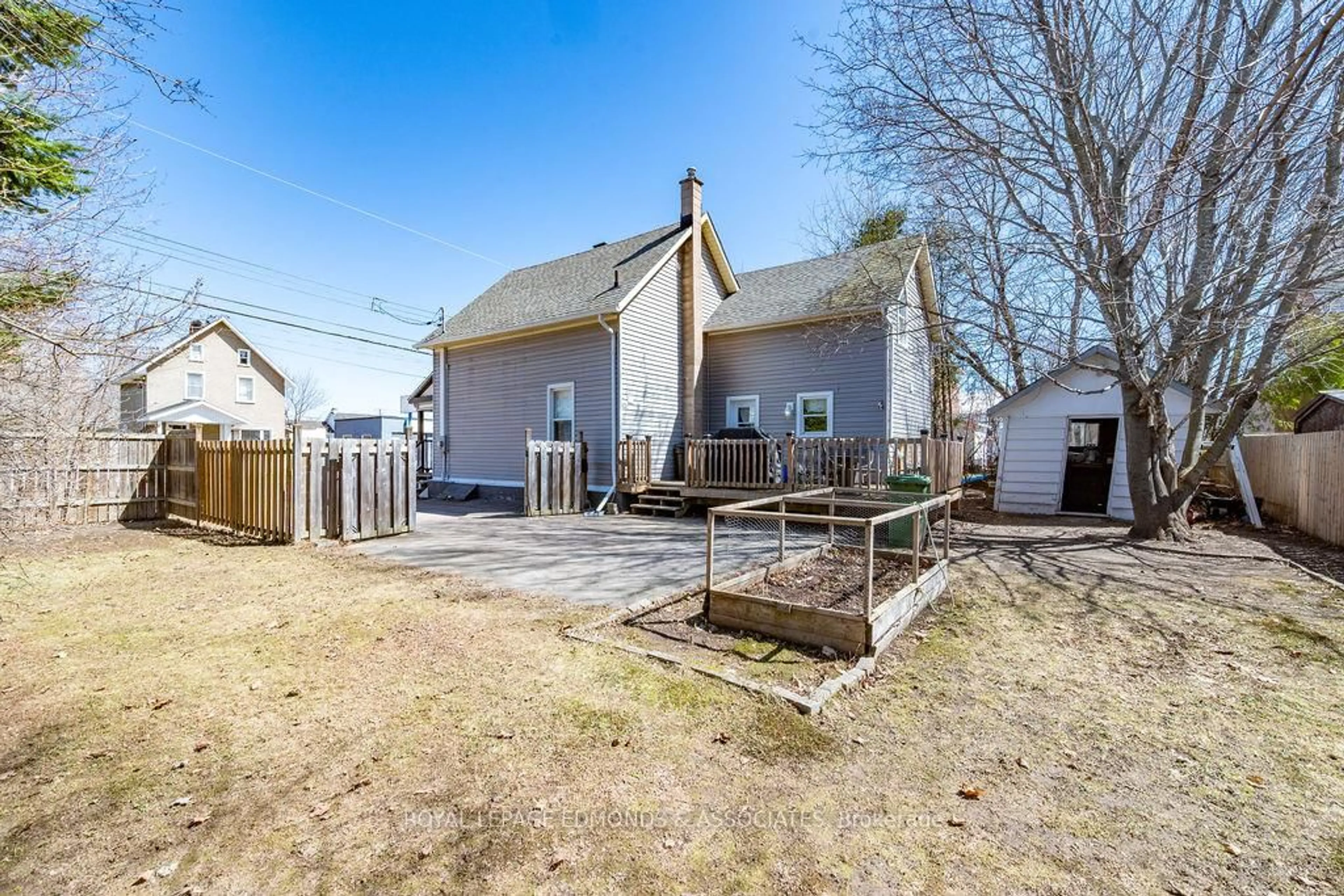 A pic from outside/outdoor area/front of a property/back of a property/a pic from drone, street for 430 Mary St, Pembroke Ontario K8A 5W7