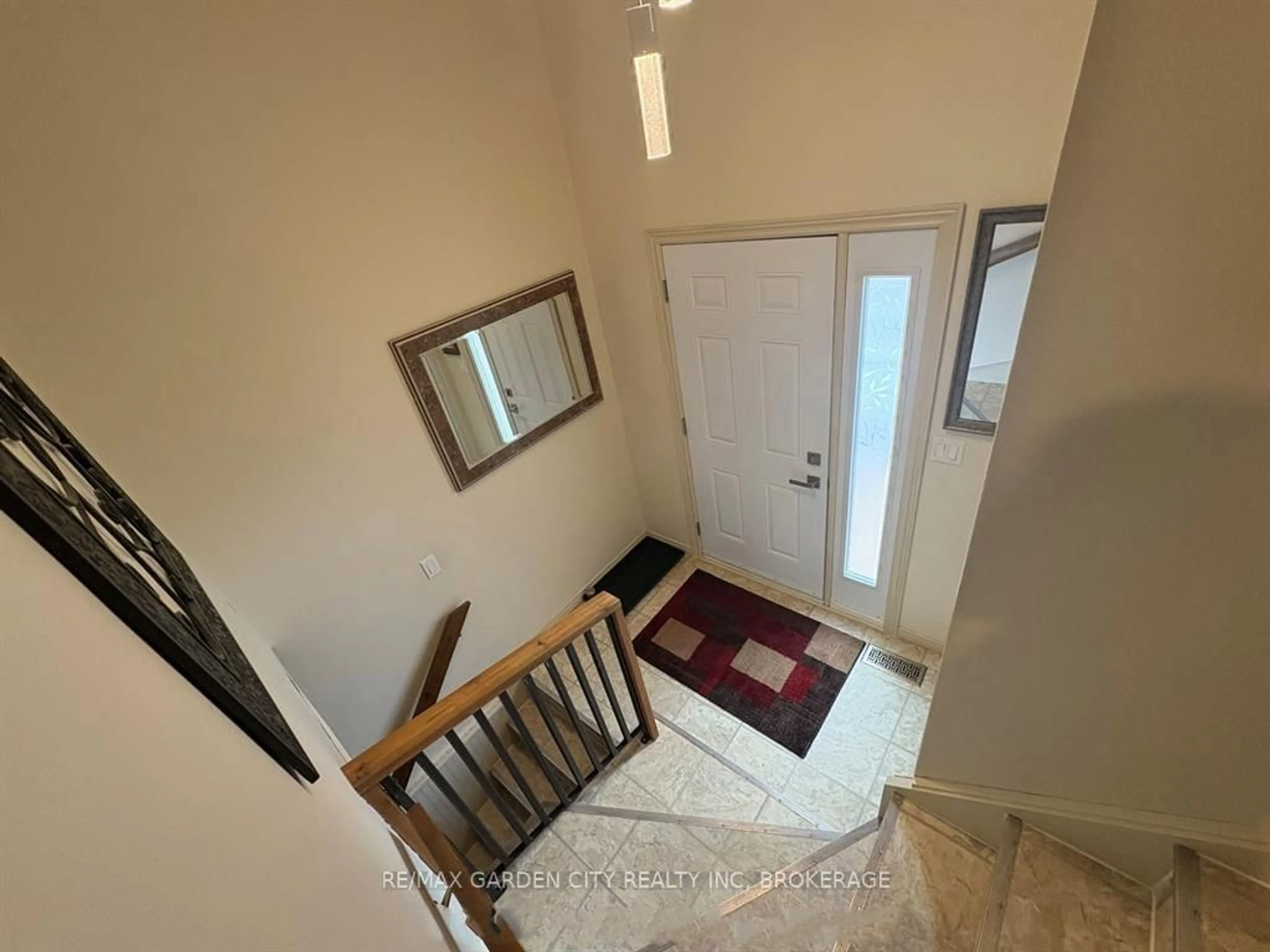 Indoor entryway for 6141 Wildrose Cres, Niagara Falls Ontario L2G 7T3