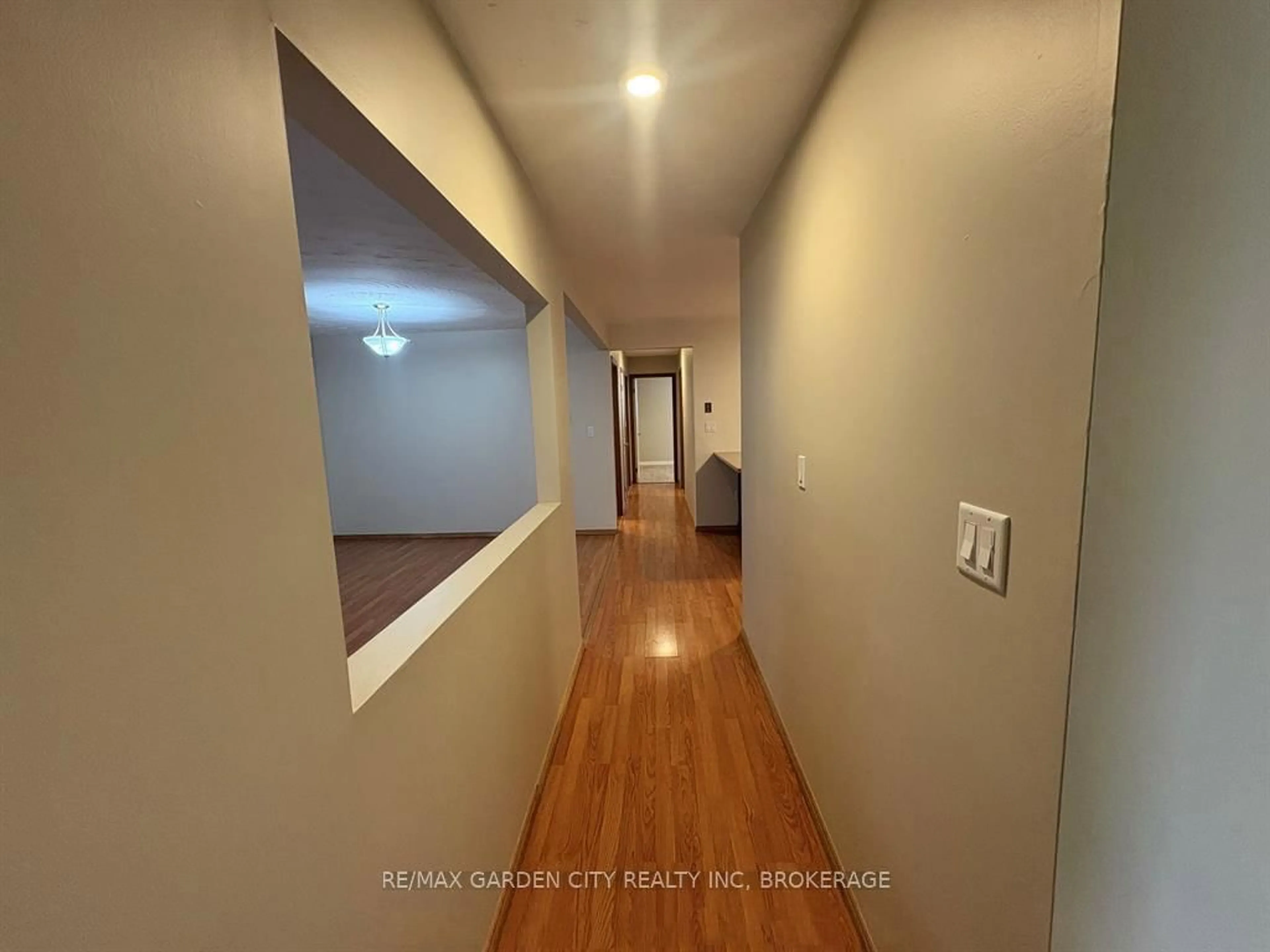 Indoor entryway for 6141 Wildrose Cres, Niagara Falls Ontario L2G 7T3