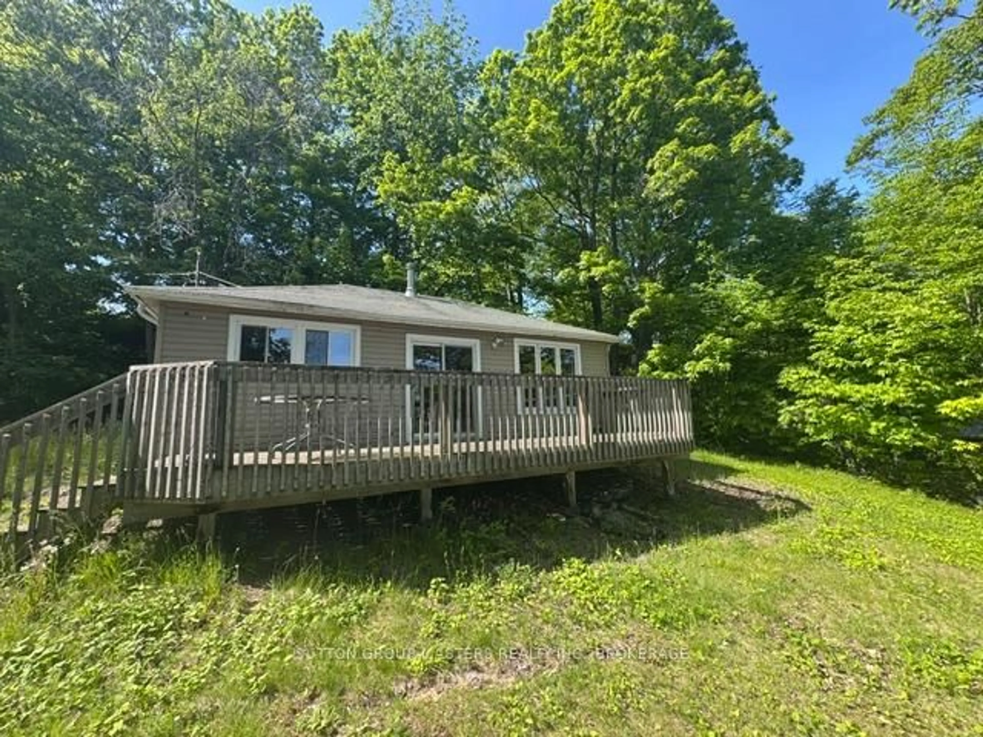 A pic from outside/outdoor area/front of a property/back of a property/a pic from drone, water/lake/river/ocean view for 2458 Howe Island Dr, Gananoque Ontario K7G 2V6