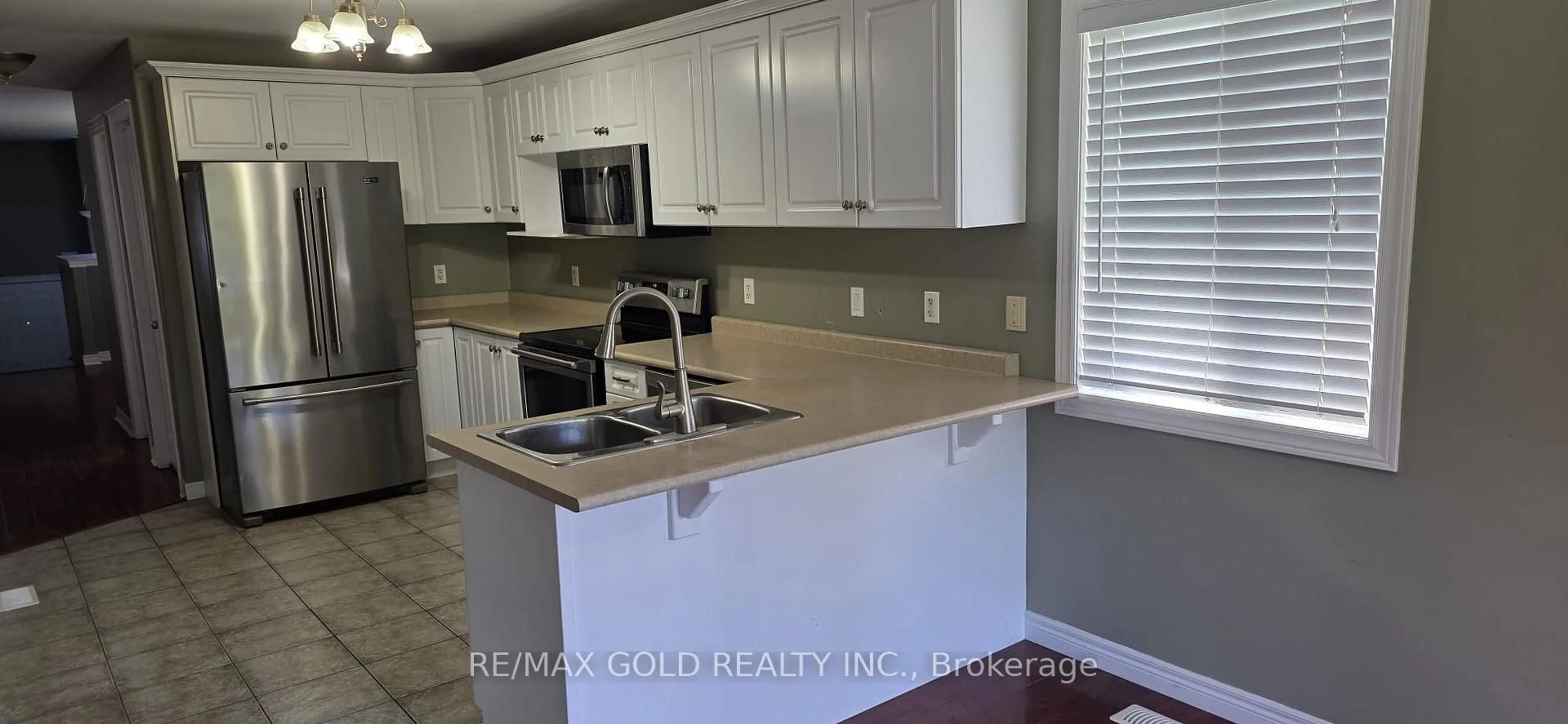 Open concept kitchen, ceramic/tile floor for 11 Rose Ave, Welland Ontario L3C 2W8