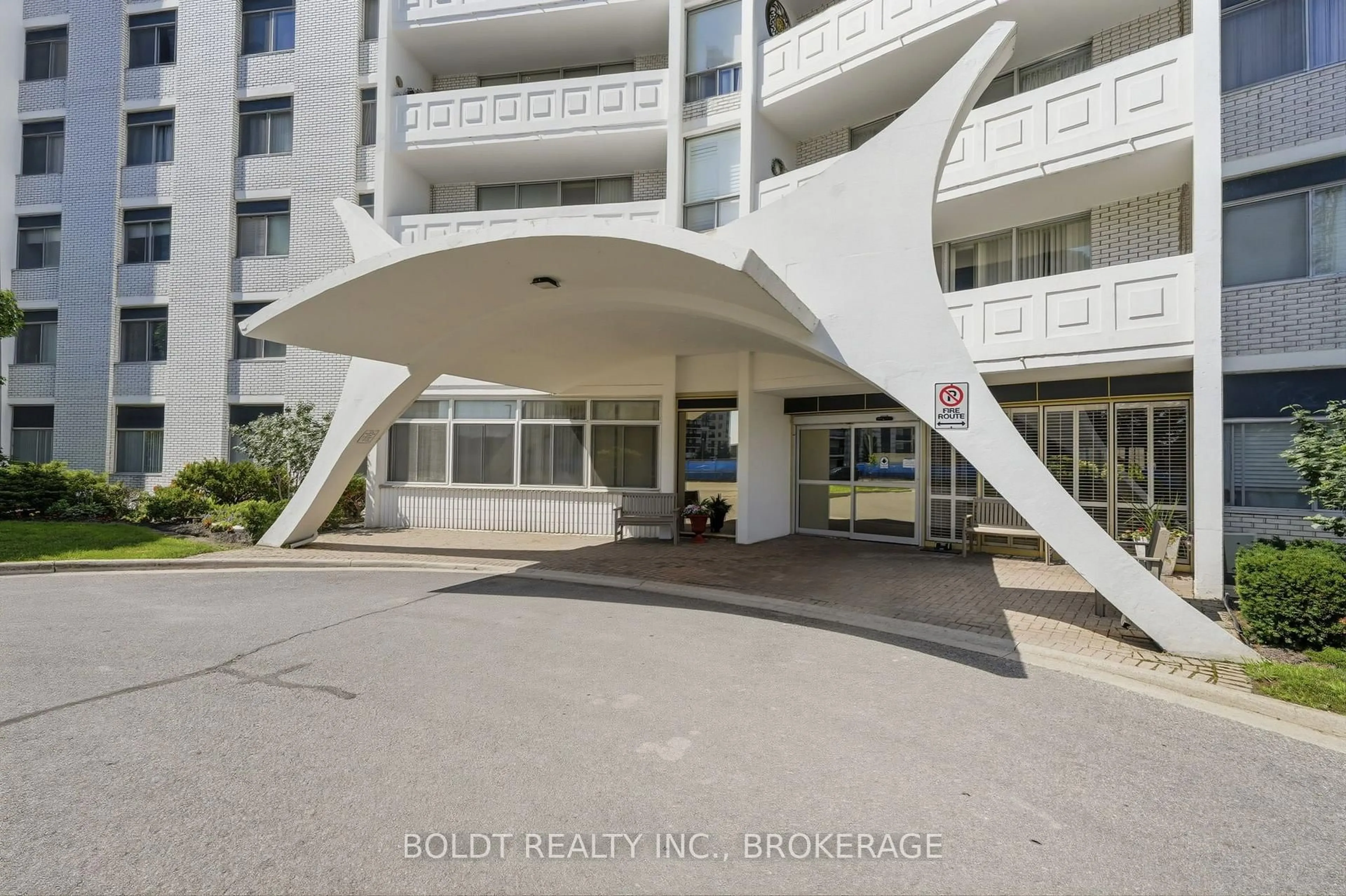 Indoor foyer for 15 Towering Heights Blvd #504, St. Catharines Ontario L2T 3G7