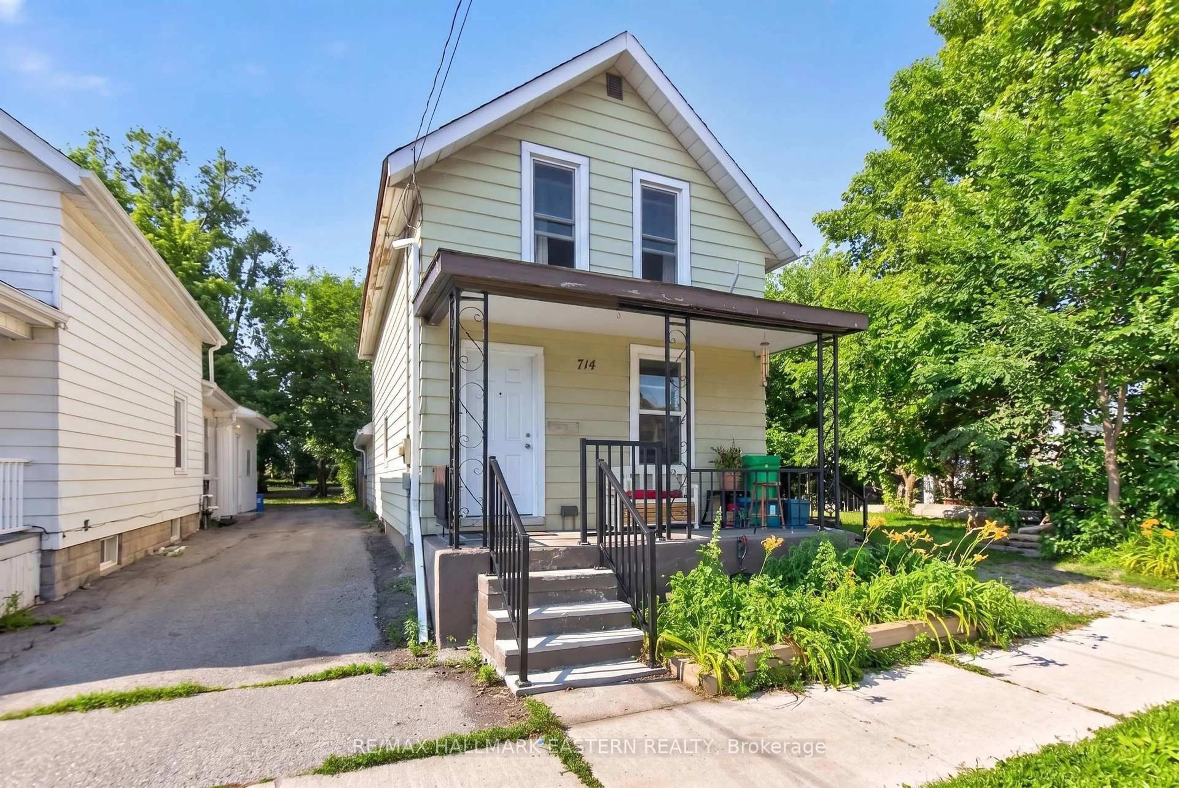 Home with vinyl exterior material, street for 714 Chamberlain St, Peterborough Ontario K9J 4M3