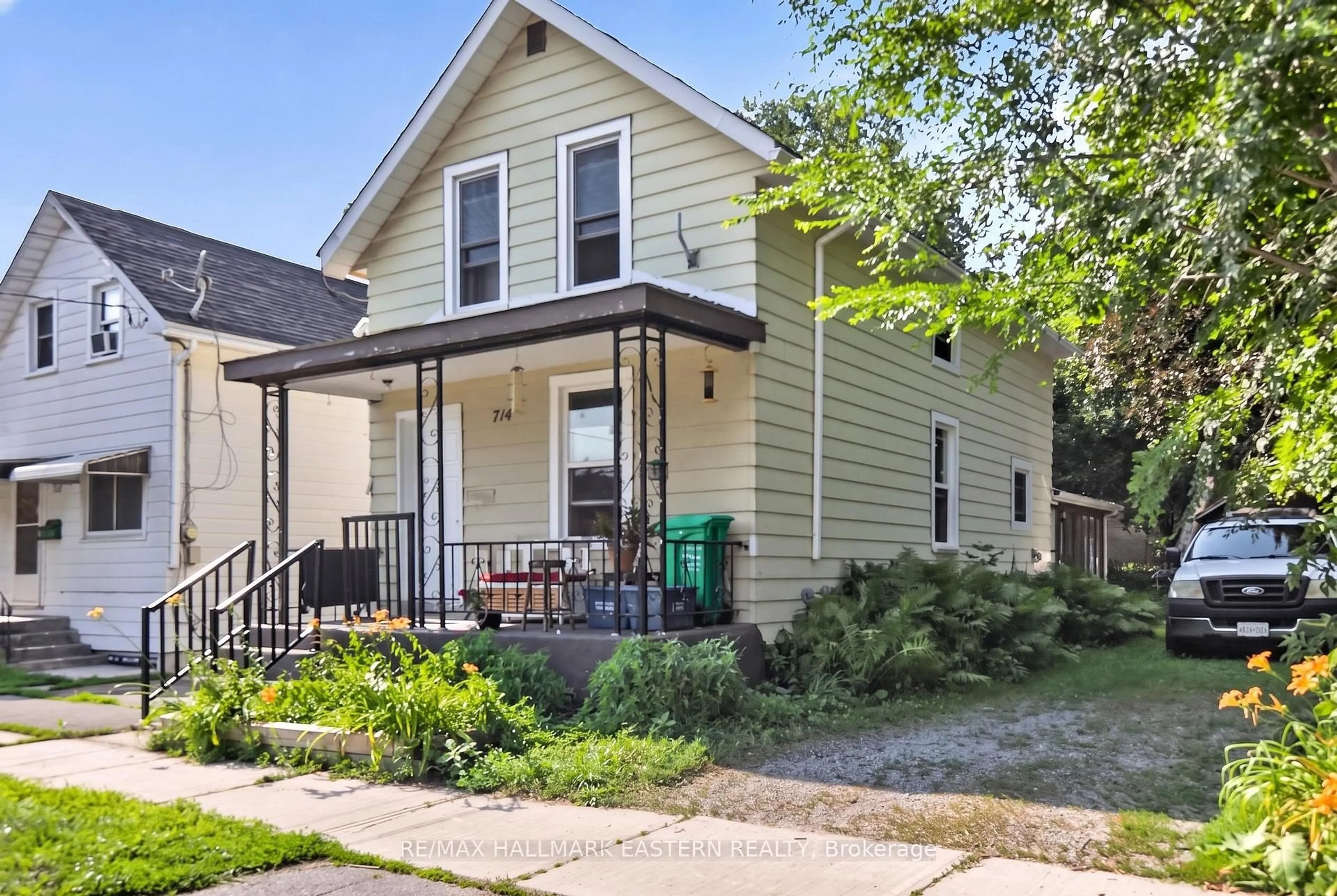 Home with vinyl exterior material, street for 714 Chamberlain St, Peterborough Ontario K9J 4M3
