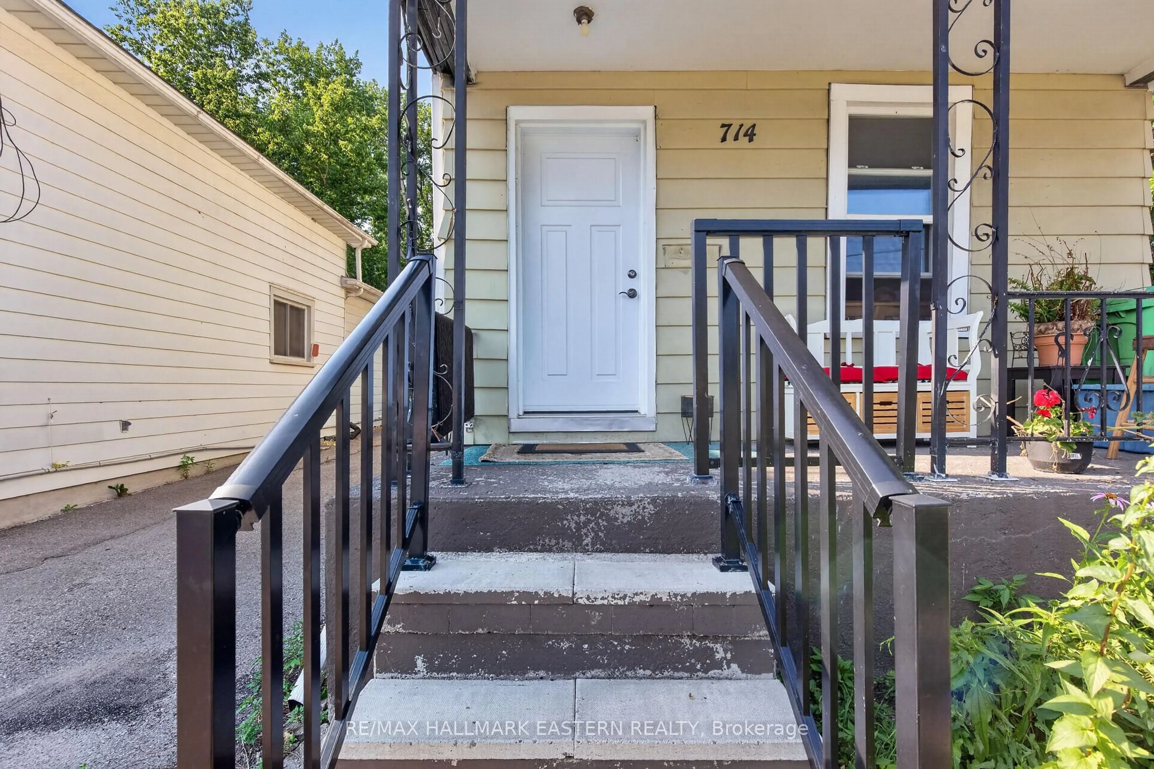 Unknown for 714 Chamberlain St, Peterborough Ontario K9J 4M3