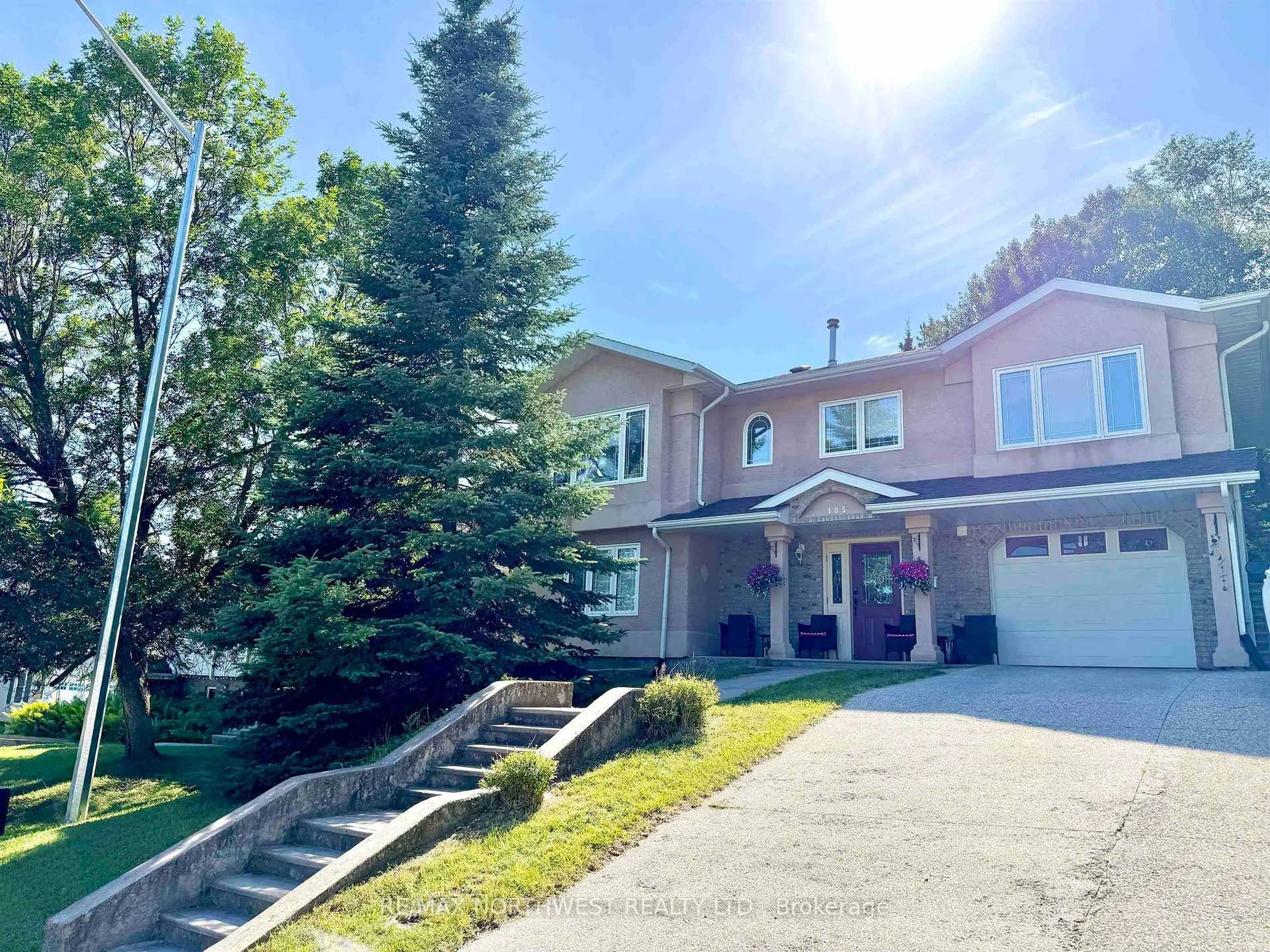 A pic from outside/outdoor area/front of a property/back of a property/a pic from drone, street for 105 South Park Dr, Kenora Ontario P9N 4G1