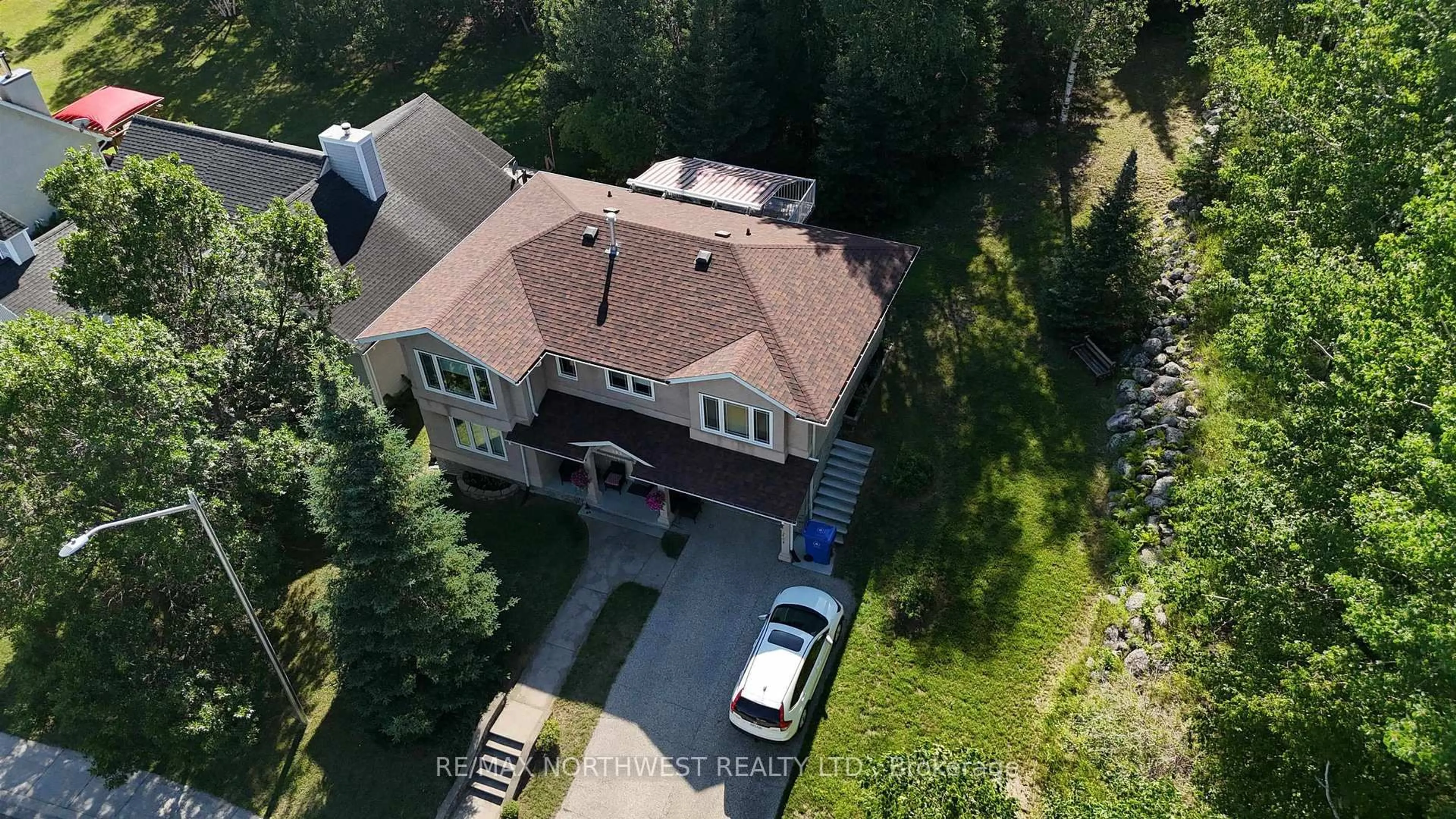 A pic from outside/outdoor area/front of a property/back of a property/a pic from drone, unknown for 105 South Park Dr, Kenora Ontario P9N 4G1