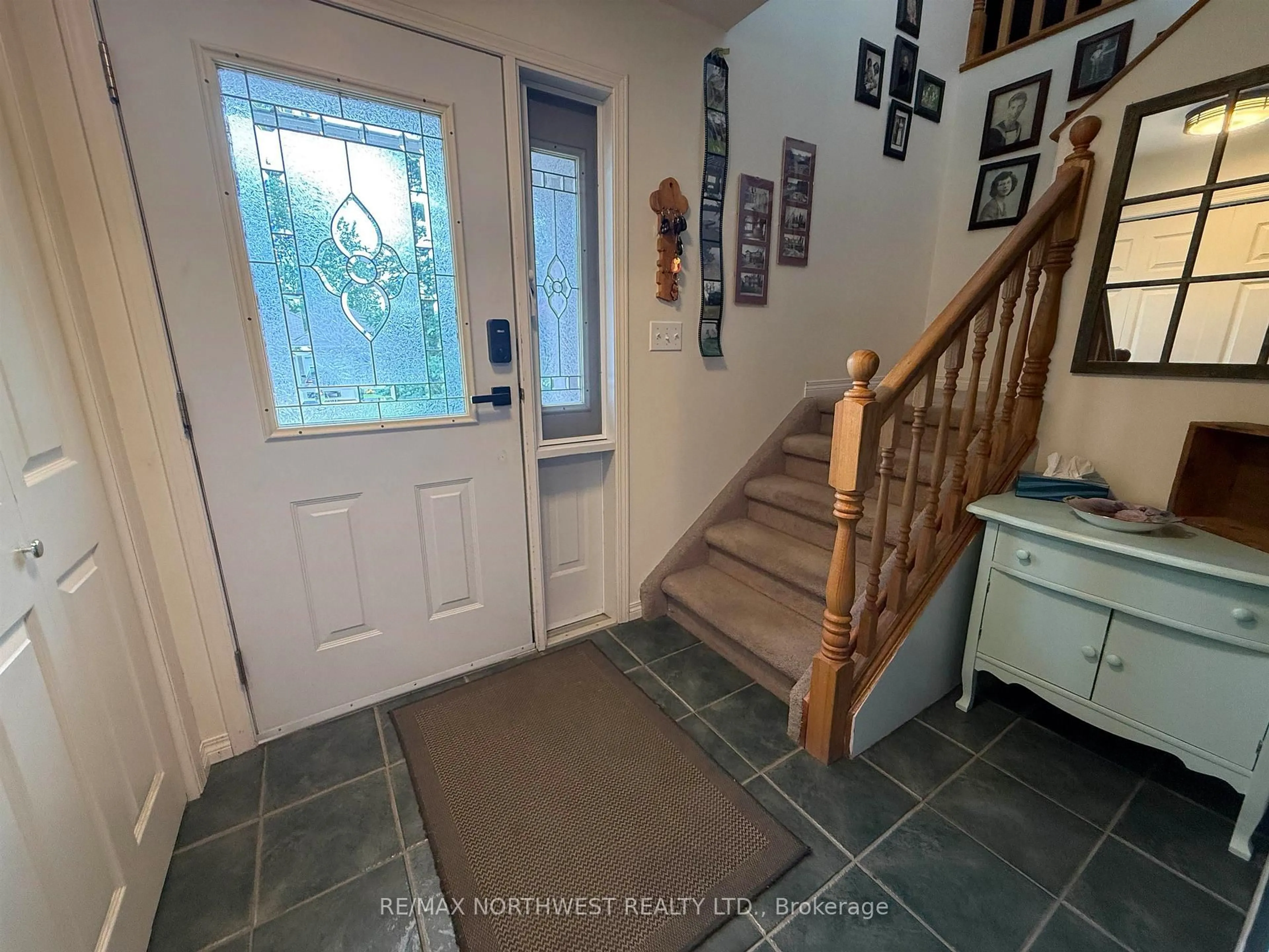 Indoor entryway for 105 South Park Dr, Kenora Ontario P9N 4G1