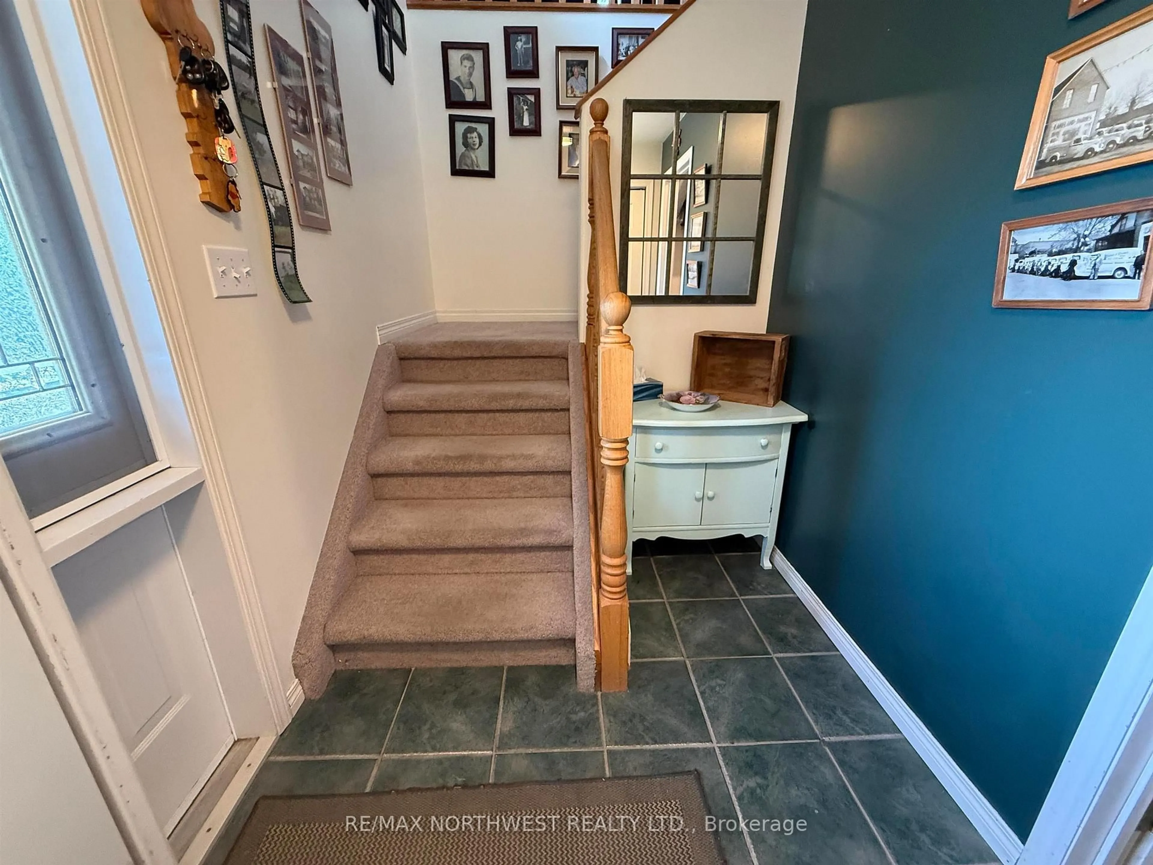 Indoor entryway for 105 South Park Dr, Kenora Ontario P9N 4G1