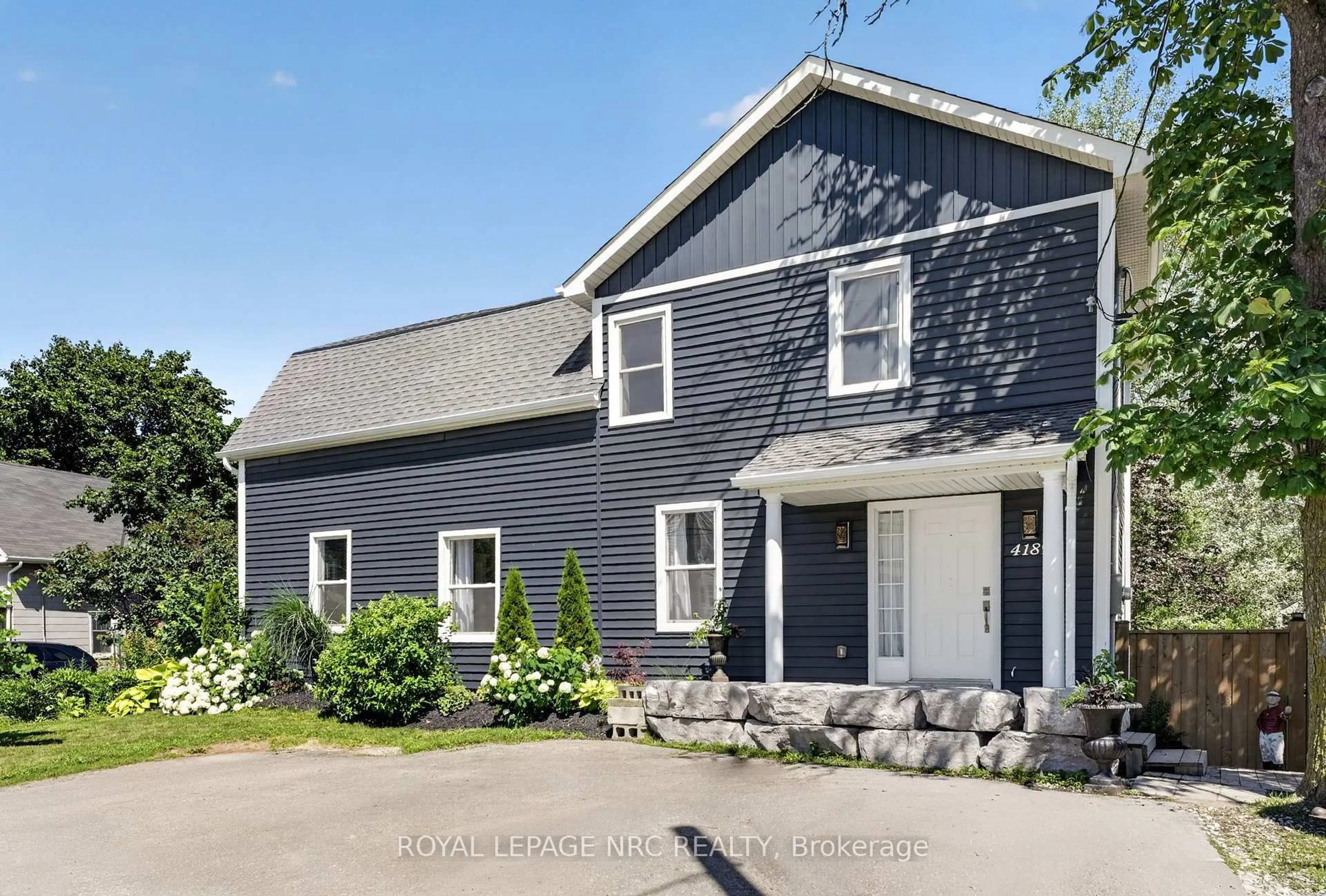 Home with vinyl exterior material, street for 4189 Mountain St, Lincoln Ontario L3J 0K8