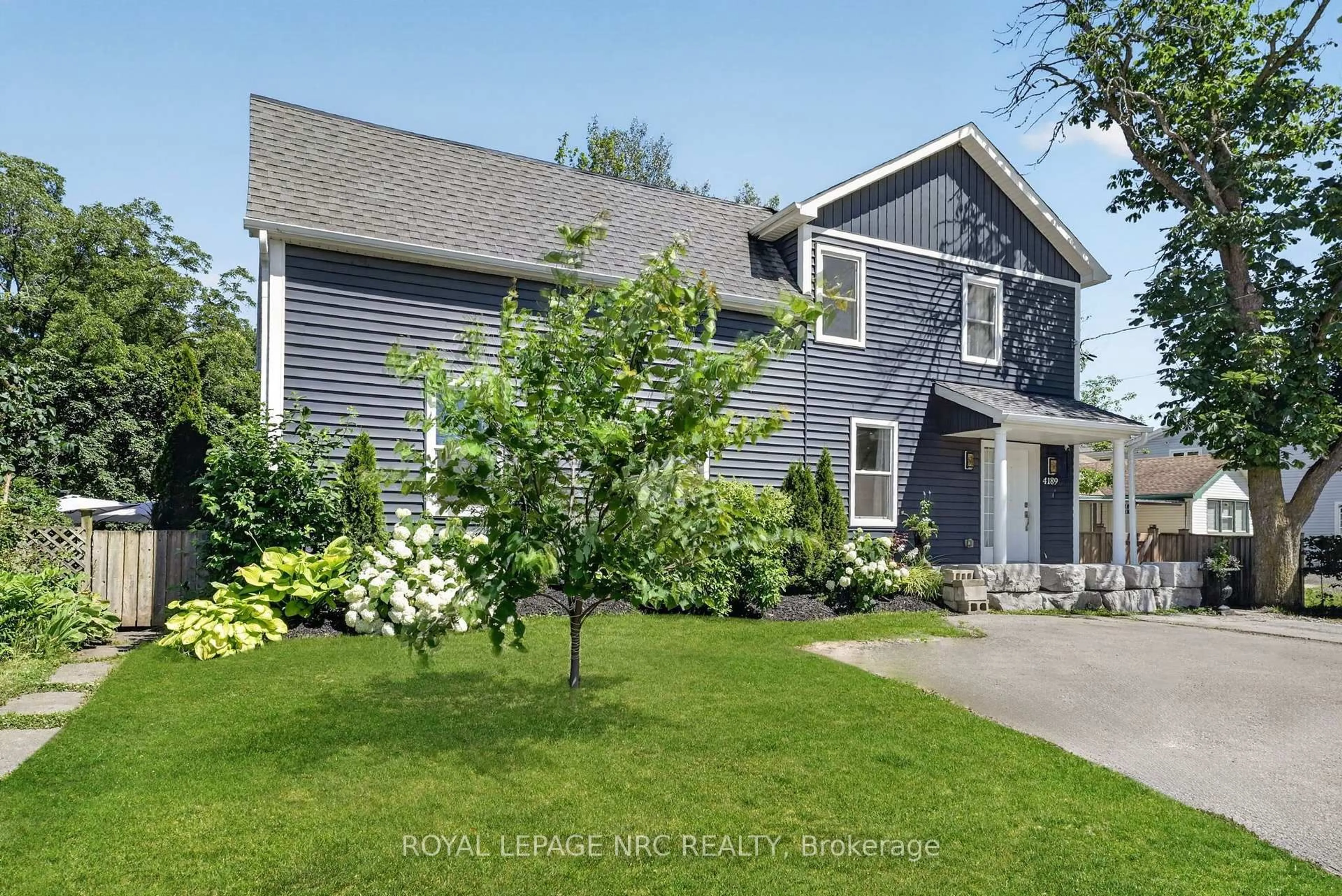 Home with vinyl exterior material, street for 4189 Mountain St, Lincoln Ontario L3J 0K8