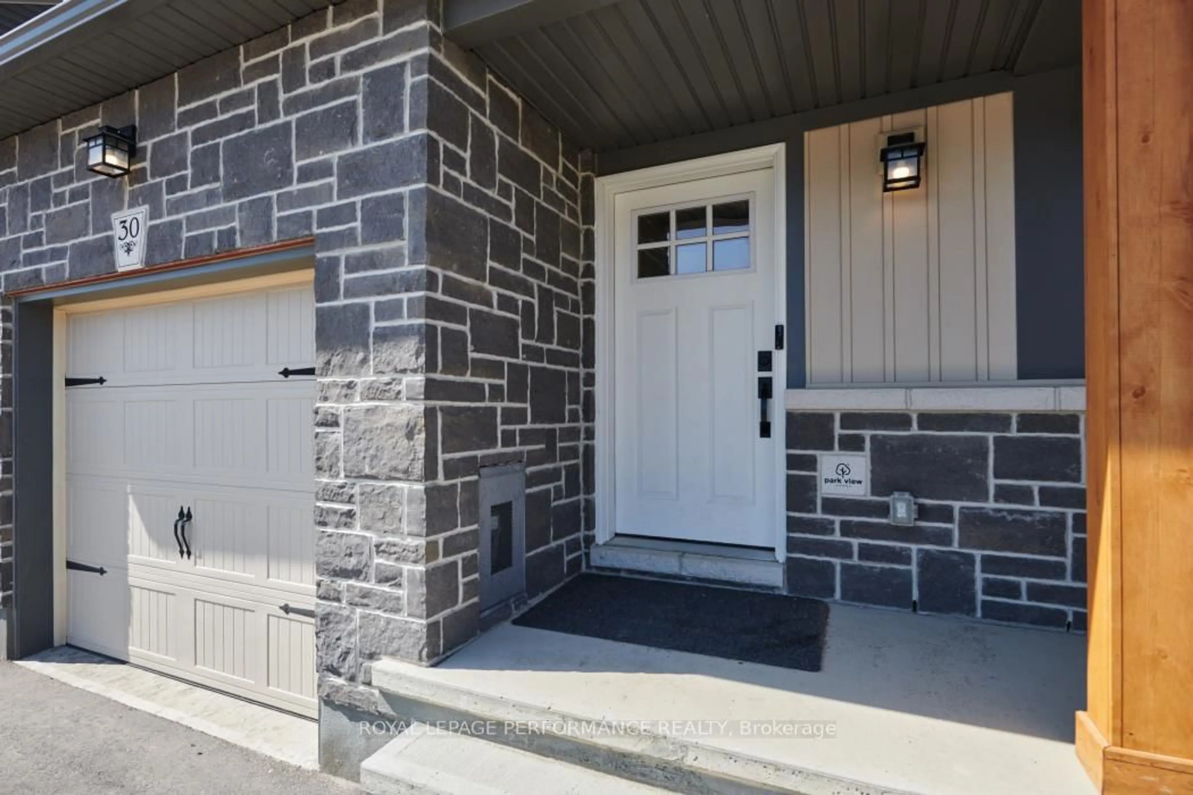 Indoor entryway for 30 WHITCOMB Cres, Smiths Falls Ontario K7A 0C2