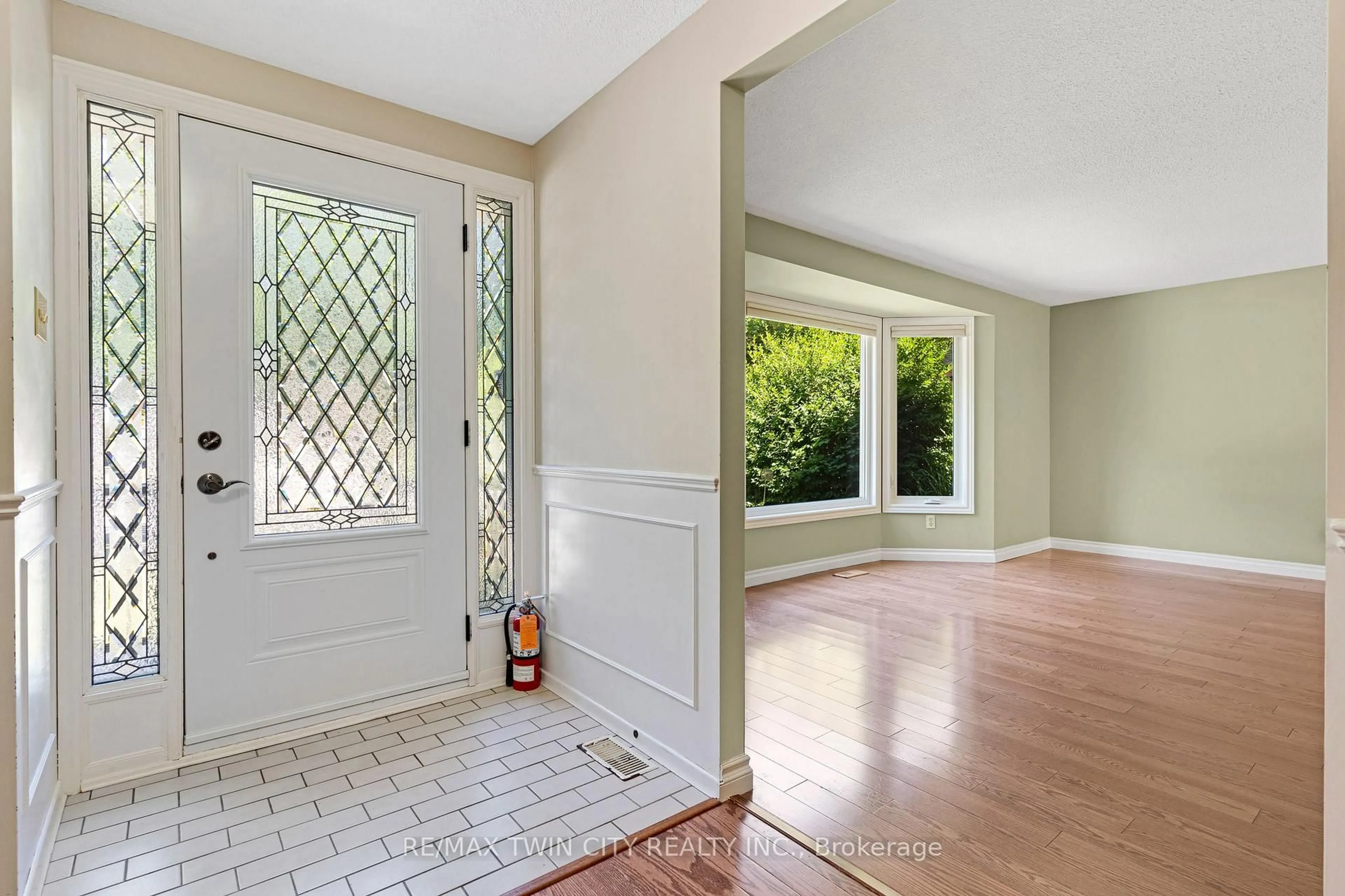 Indoor entryway for 15 Lewis Cres, Kitchener Ontario N2A 2T7