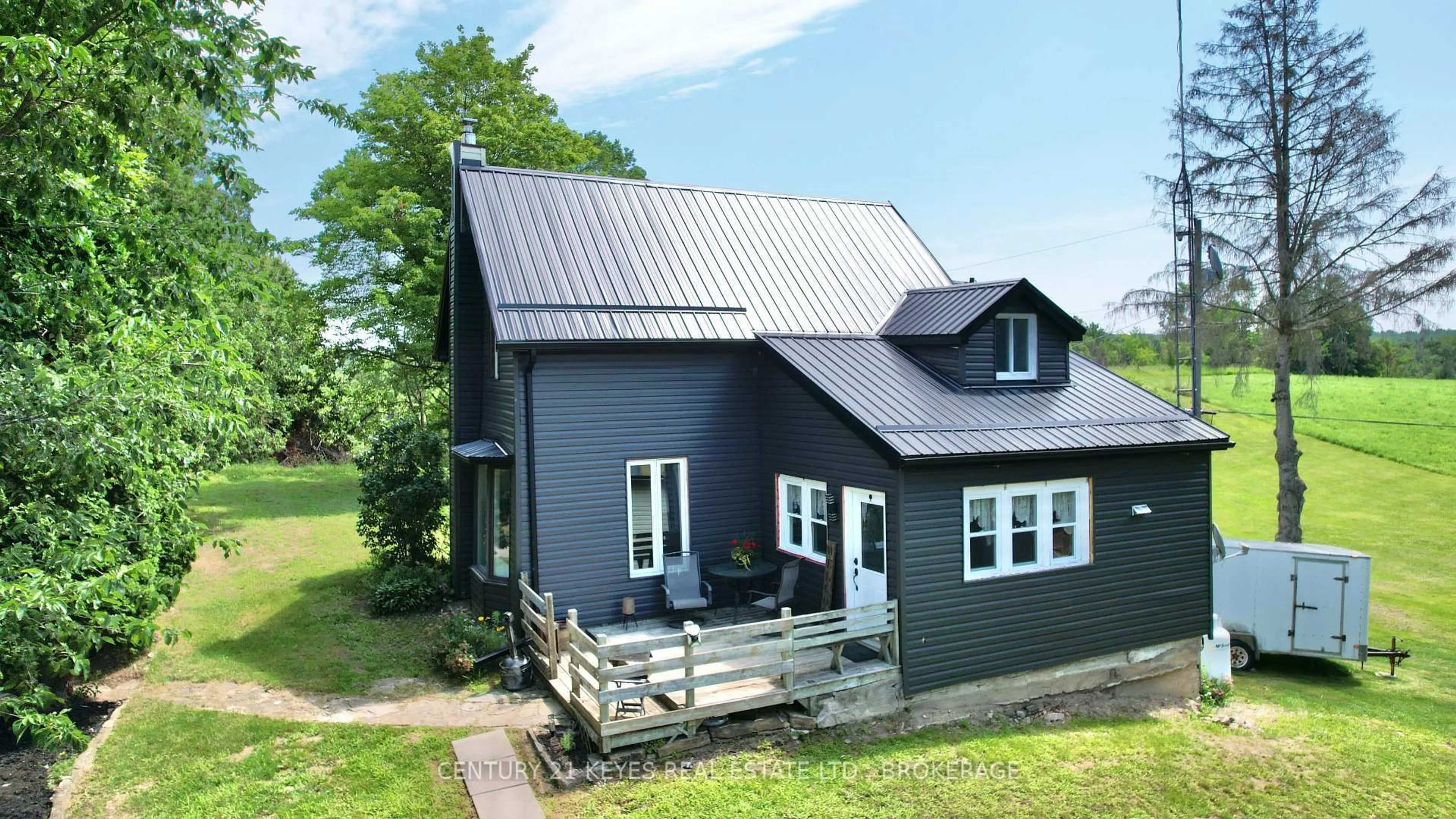 A pic from outside/outdoor area/front of a property/back of a property/a pic from drone, building for 129 Mountain St, Leeds and the Thousand Islands Ontario K0E 1R0