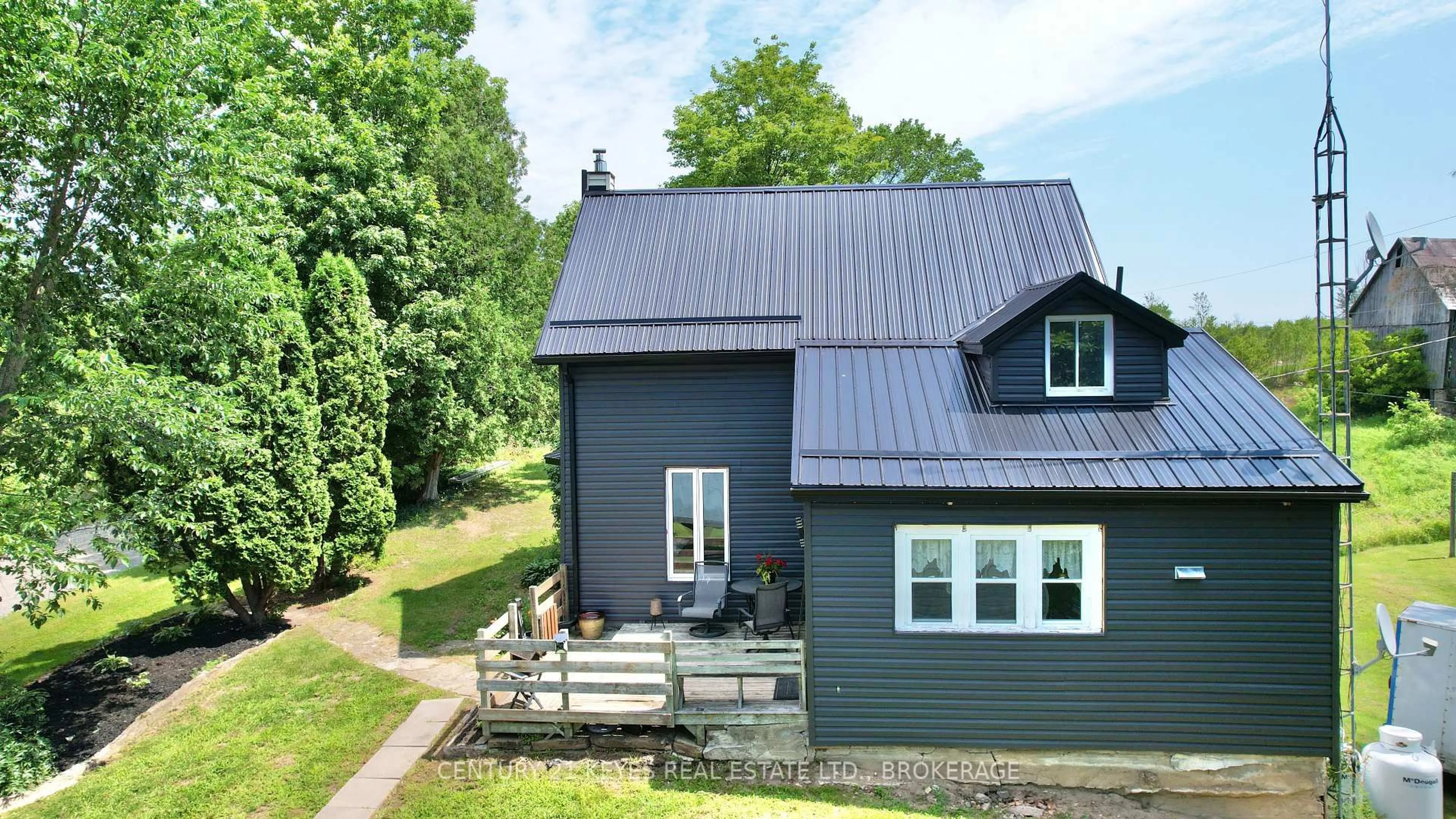 A pic from outside/outdoor area/front of a property/back of a property/a pic from drone, building for 129 Mountain St, Leeds and the Thousand Islands Ontario K0E 1R0