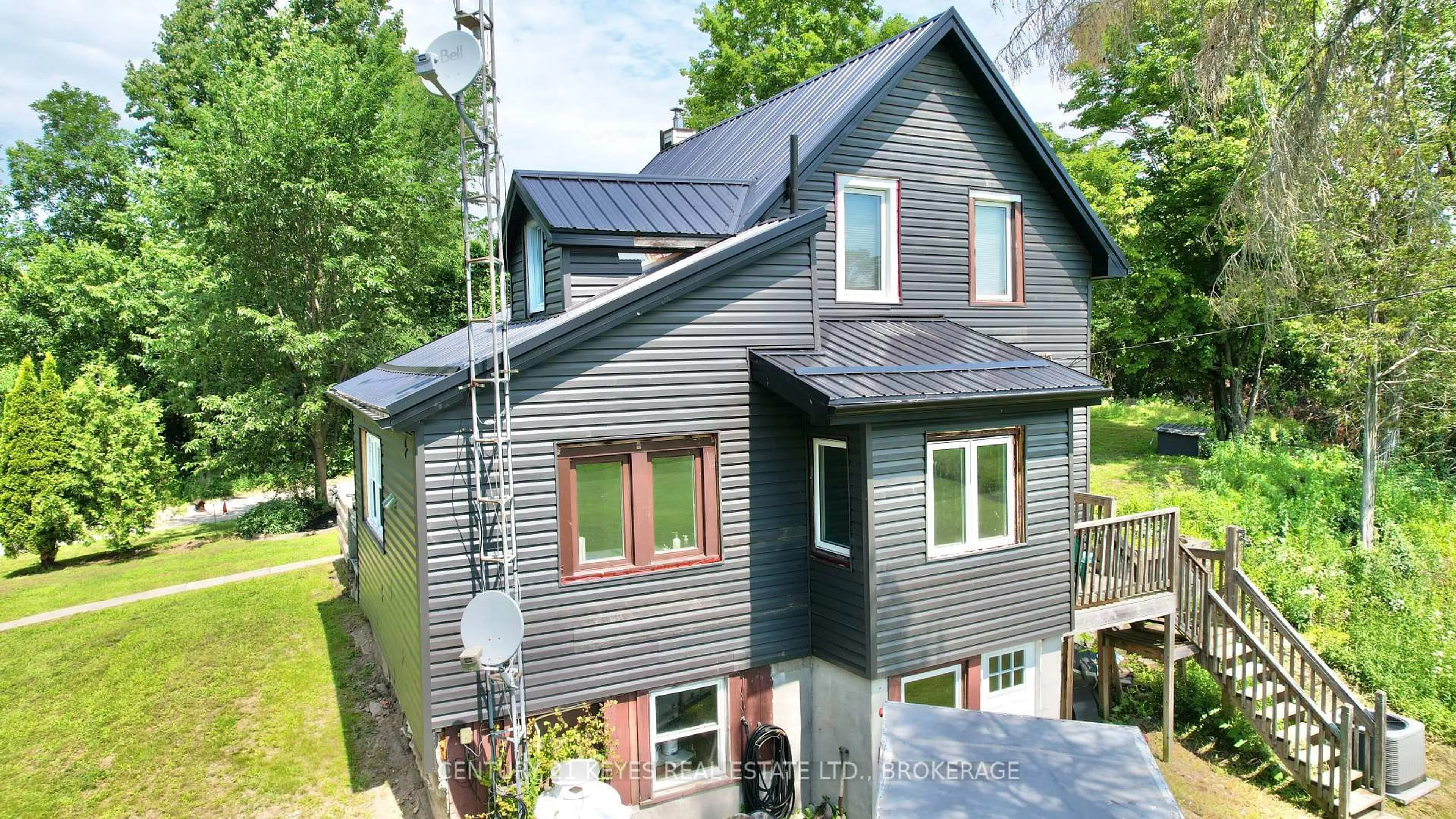 Home with vinyl exterior material, building for 129 Mountain St, Leeds and the Thousand Islands Ontario K0E 1R0